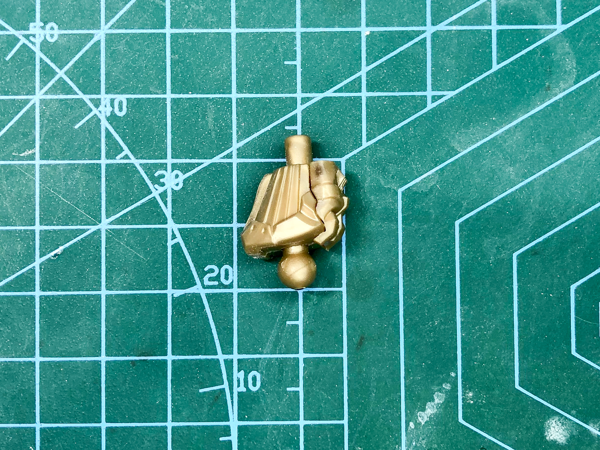 組み立て後の足首基部。ガンプラとは異なり、丸みを帯びたデザインとなっています。