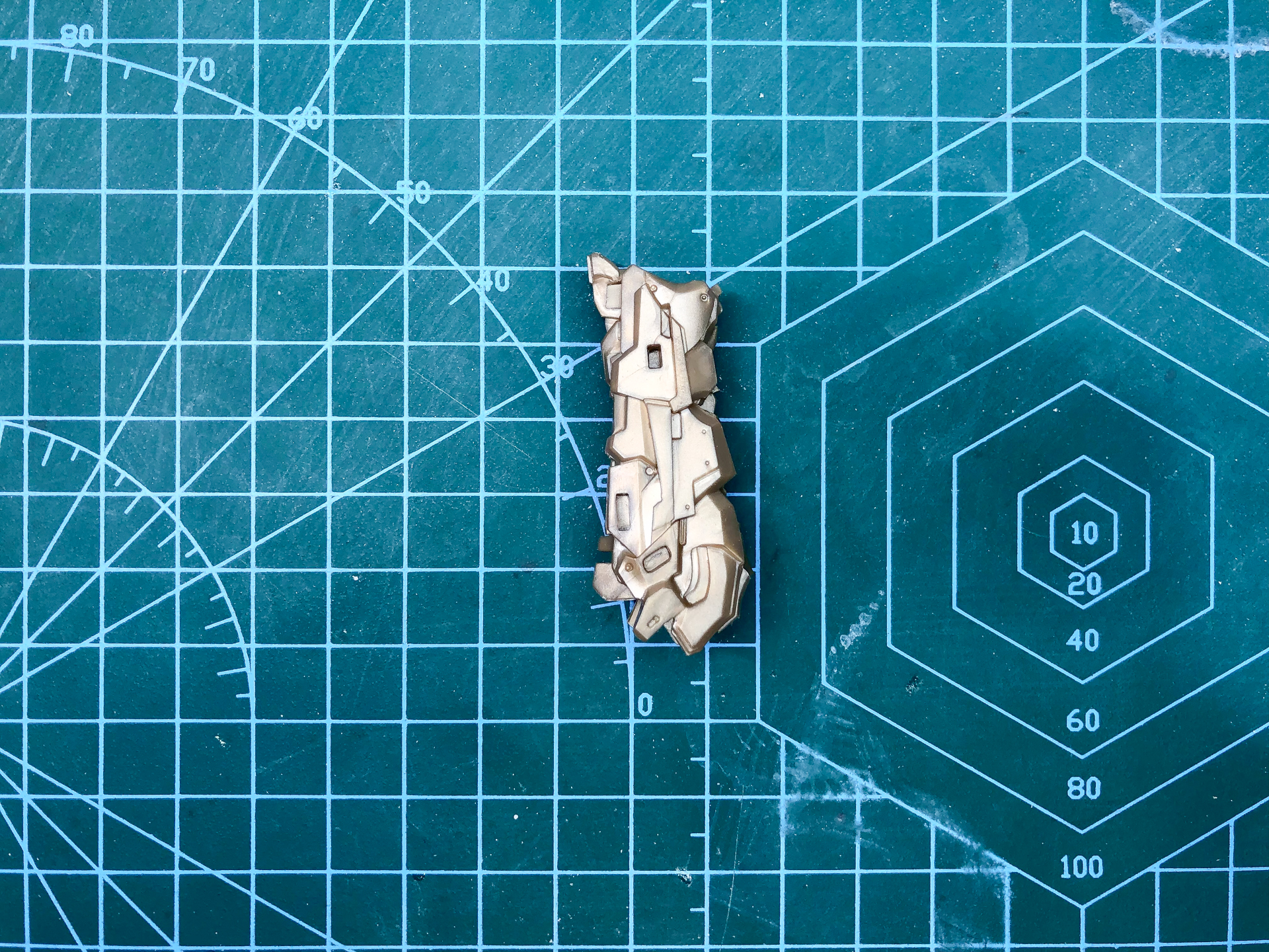 組み立て後のスネパーツ。5パーツ構成となっていることもあり、前後左右度の面から見ても造形の良さが感じられます。