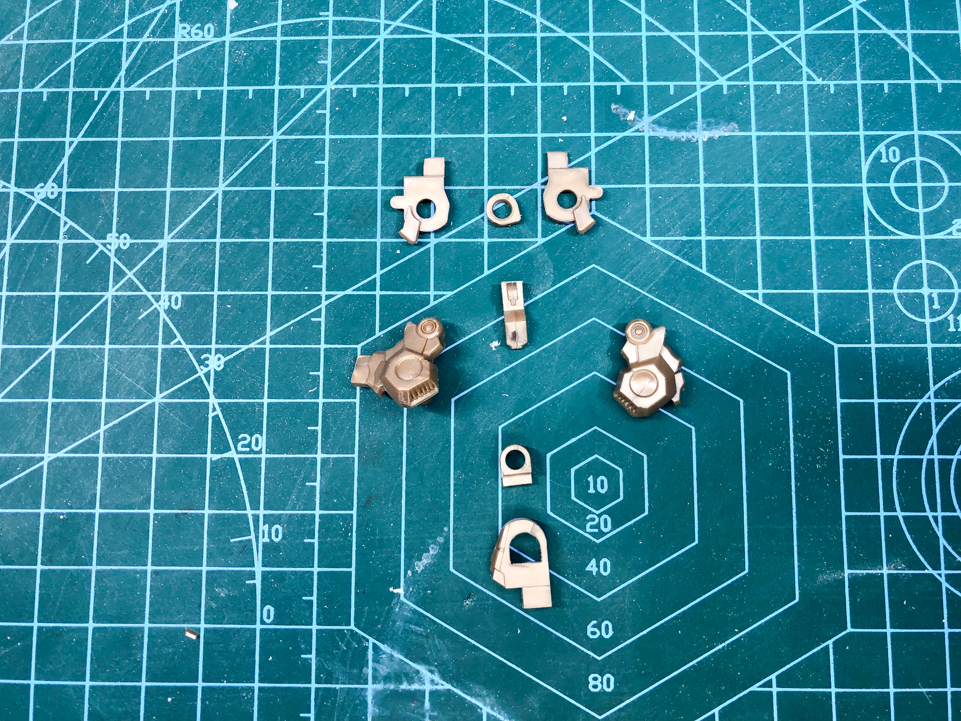 組み立て前の膝関節。8パーツにて構成されています。
