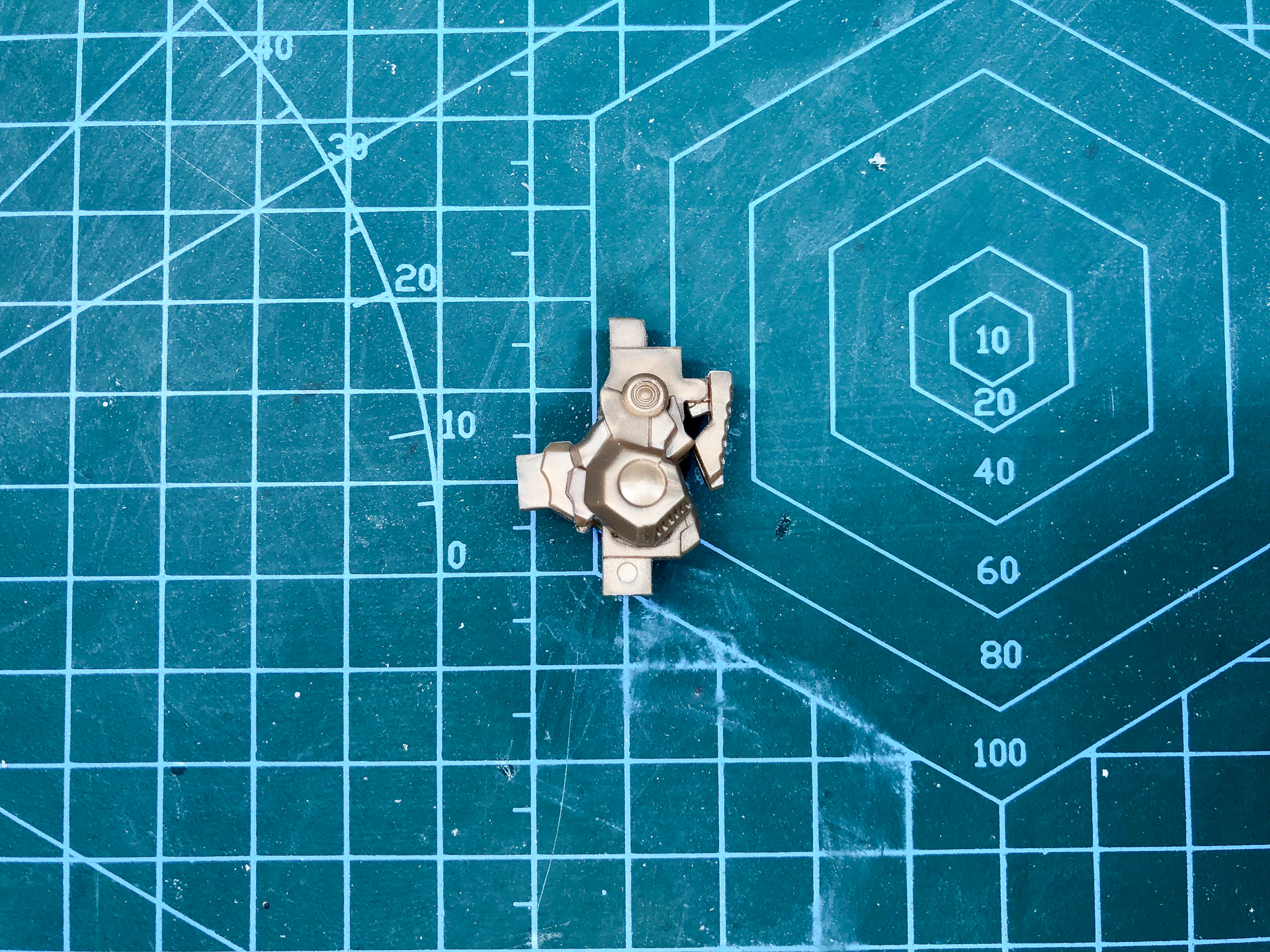 組み立て後の膝関節。ポリキャップを内部に挟み込むことで表面に露出しないように工夫されています。