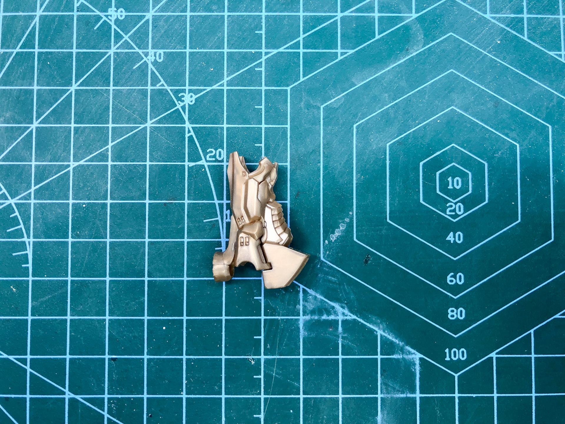 組み立て後の大腿部パーツ。一部パーツを切断加工する必要がありため制作時には注意が必要です。