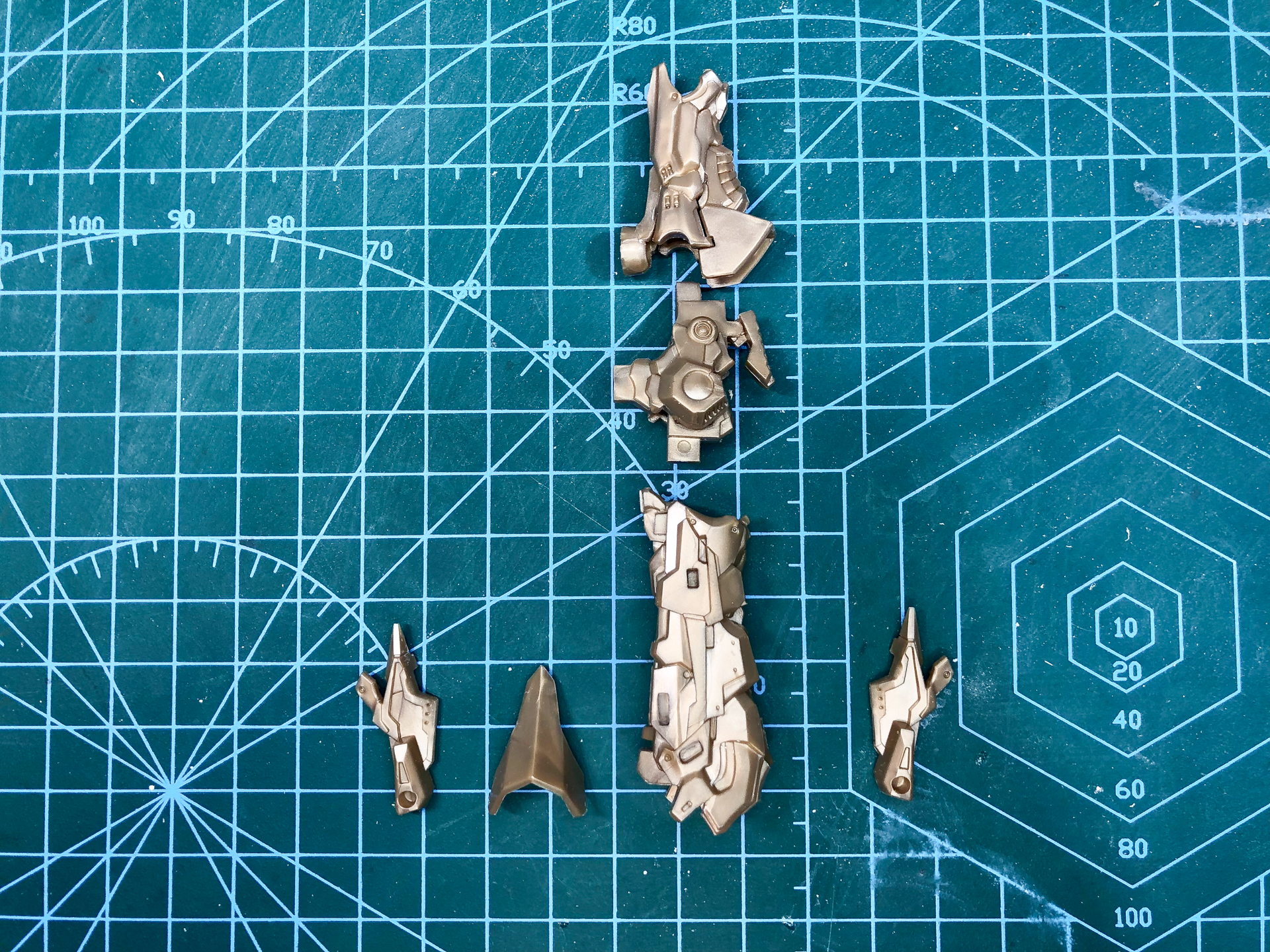 組み立て前の脚部内部フレーム。足首部に取り付けるパーツは外側と内側でモールドに違いがあるため、取り付け時には注意が必要です。