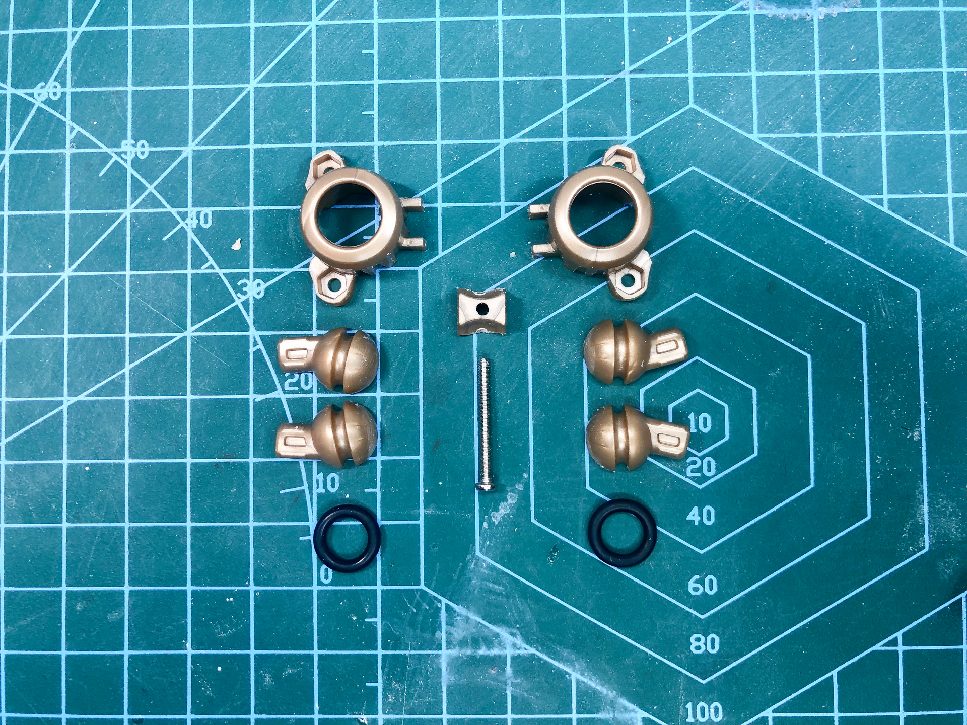 組み立て前の股関節部ジョイント。キット付属のOリングは股関節にて使用します。