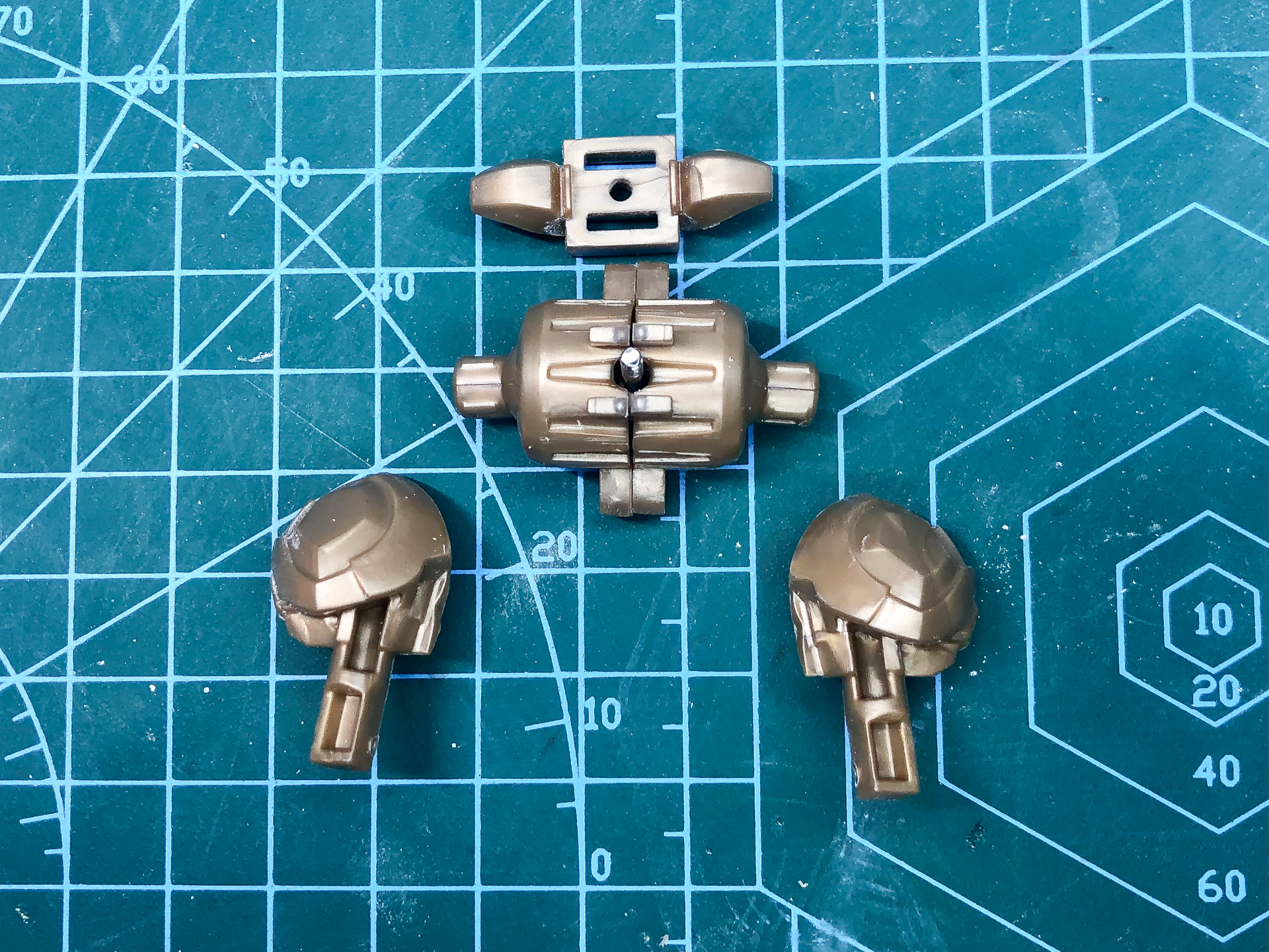 組み立て前の股関節基部。先ほど作成した股関節ジョイントに3パーツを取り付けます。