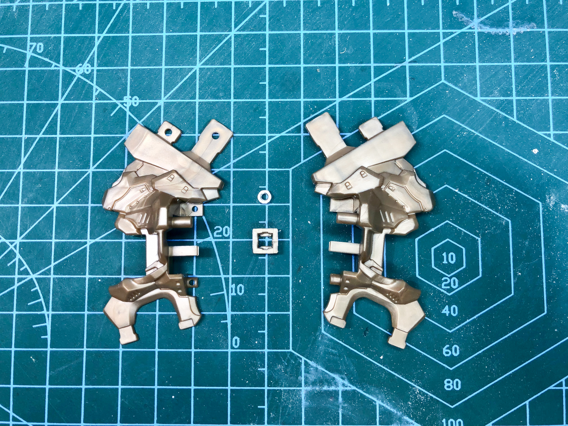 組み立て前の腰部基部。内部にナットを組み込みます。