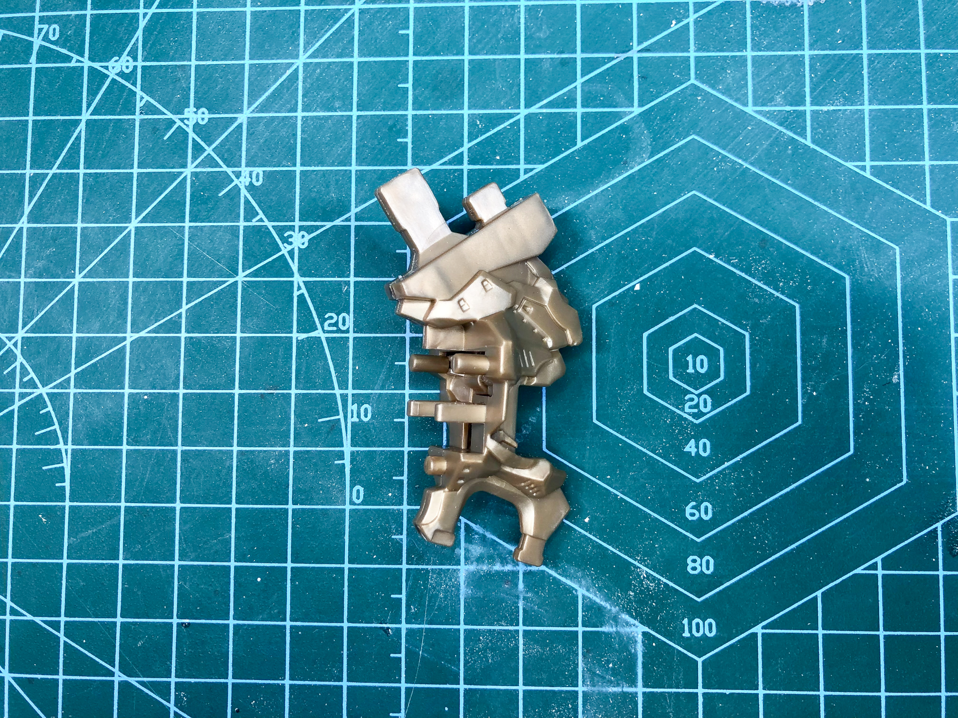 組み立て後の腰部基部。バックパックを接続する基部にもなります。