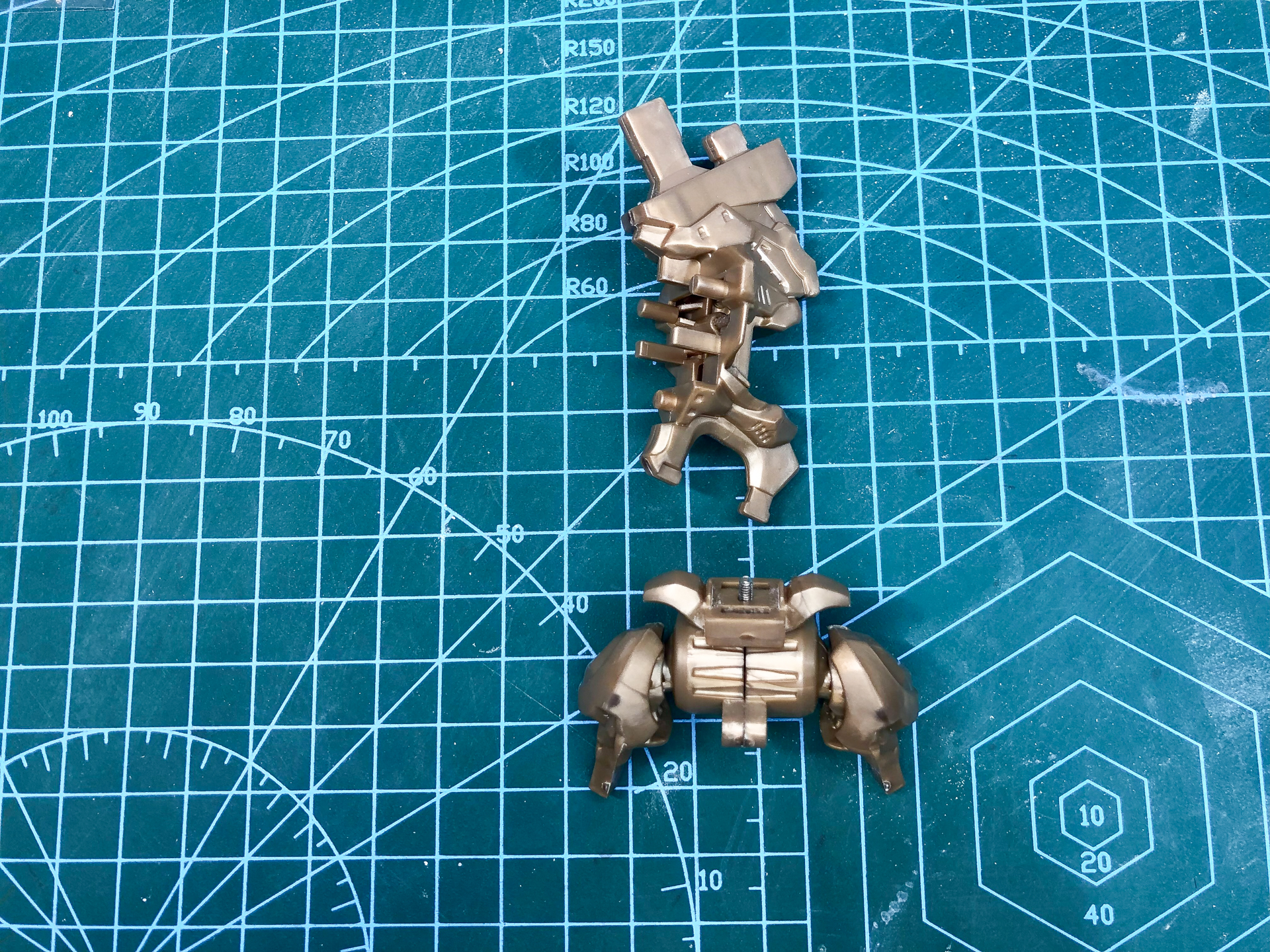 一体化の股関節部。先ほど作成した股関節基部と腰部基部を一体化させます。