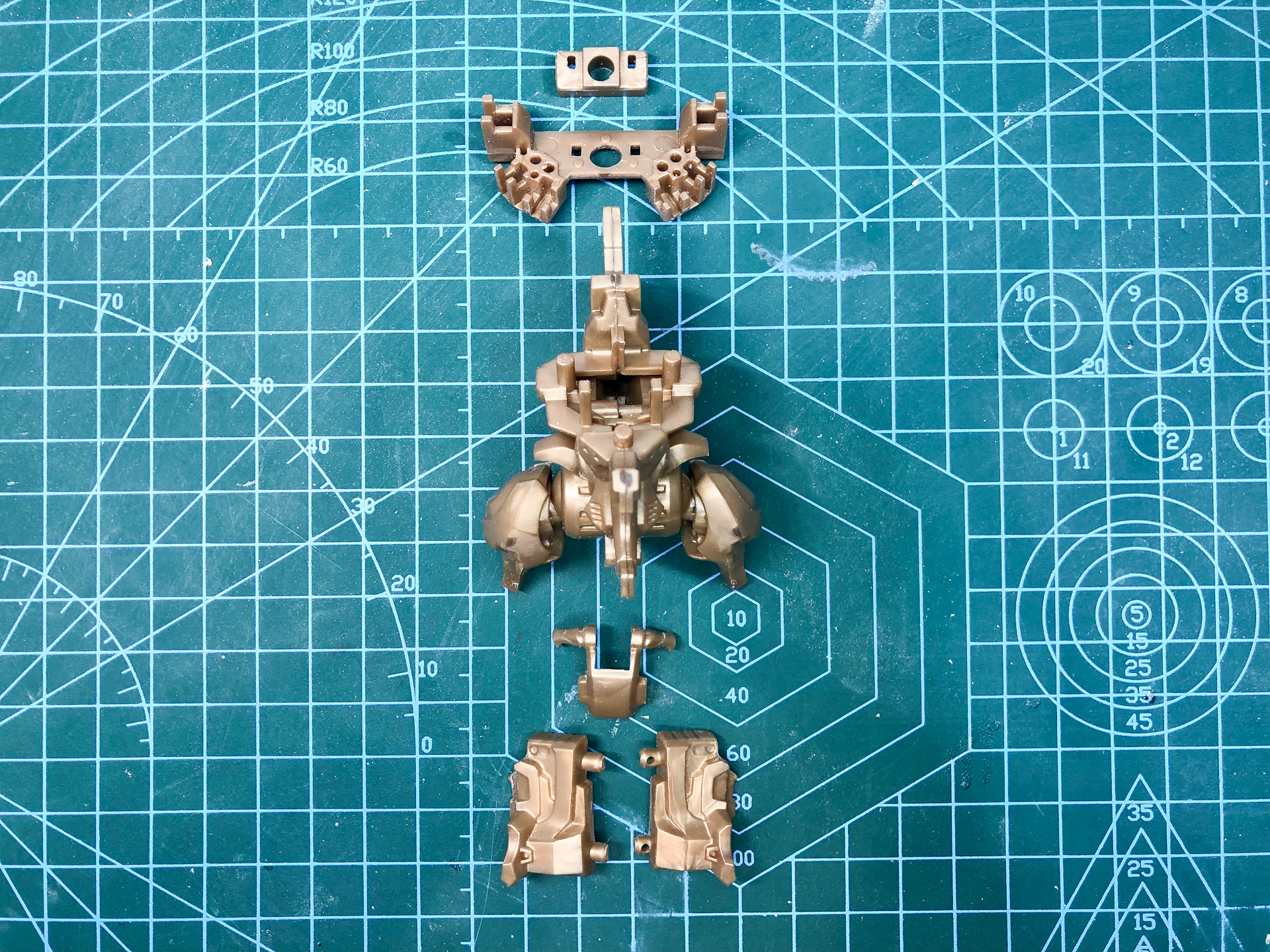 組み立て前の腰部フレーム。股関節部に腰アーマーの受けを組みつけていきます。