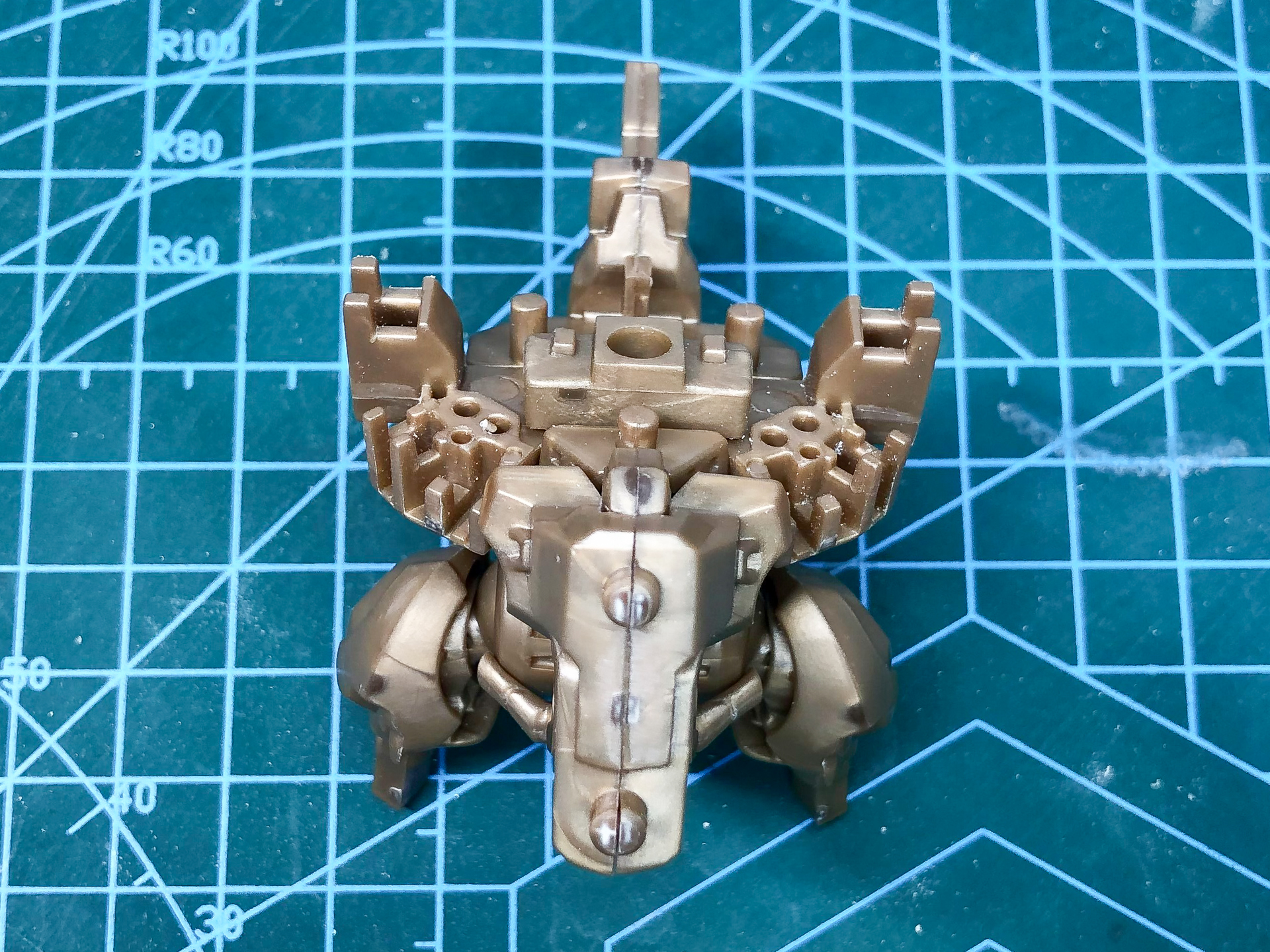 組み立てた腰部フレーム。内部フレームとは思えないほど工程も多く、ディテールもかっこよく完成しました。