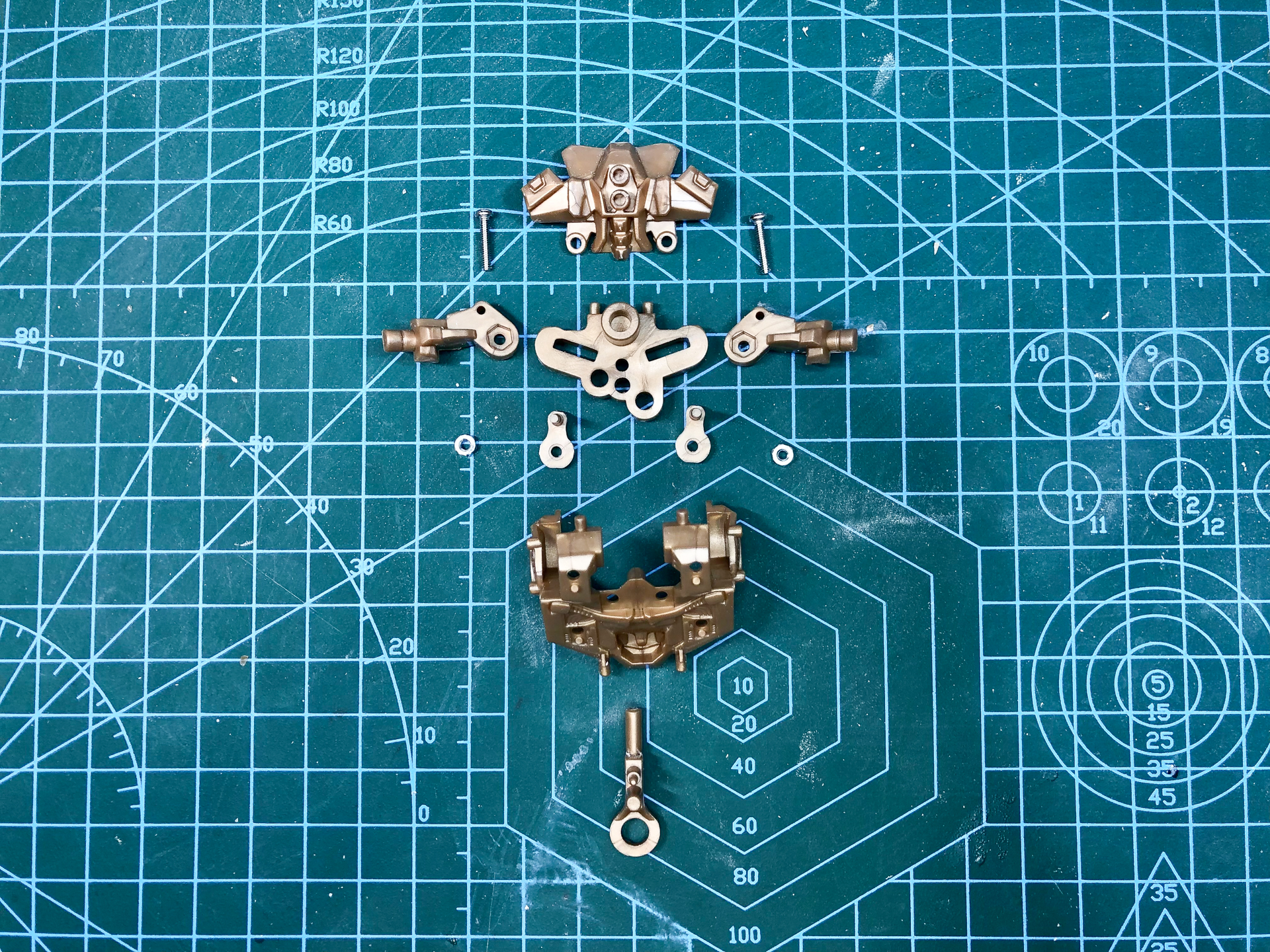 組み立て前の胸部パーツ。ビス、ナットを含め12パーツにて構成されています。