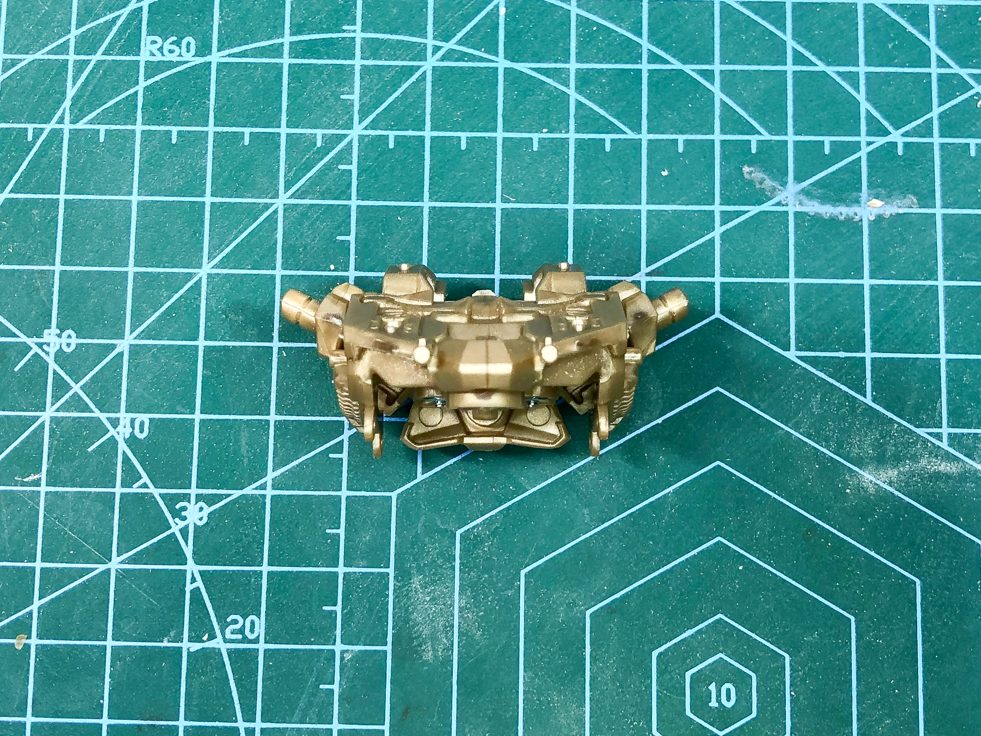 組み立て後の胸部パーツ。ビスを緩めることで肩関節を引き出すことが可能です。