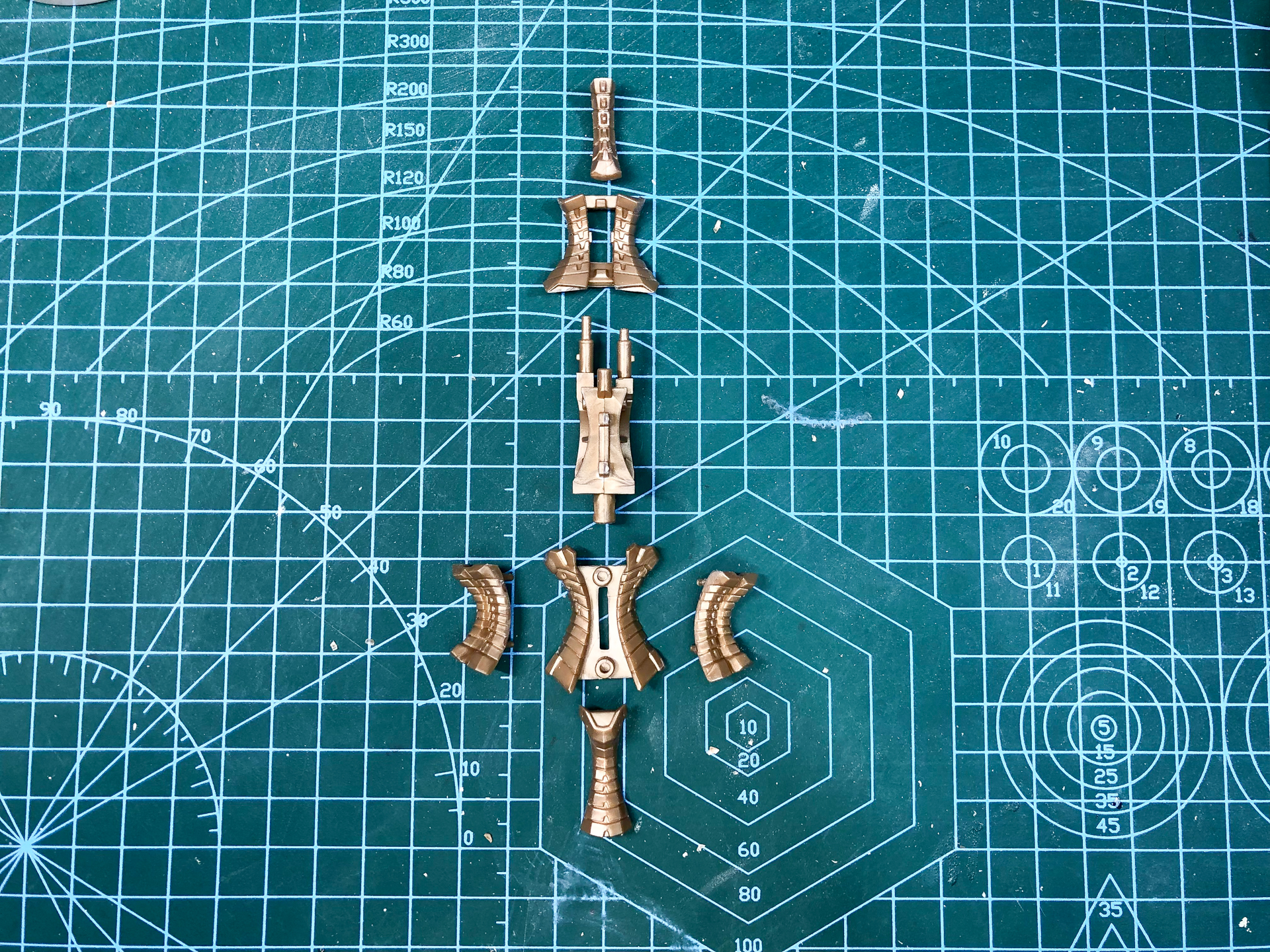 組み立て前の腹部パーツ。全7パーツにて構成されており、軸となるパーツに前後左右から外装をかぶせていきます。