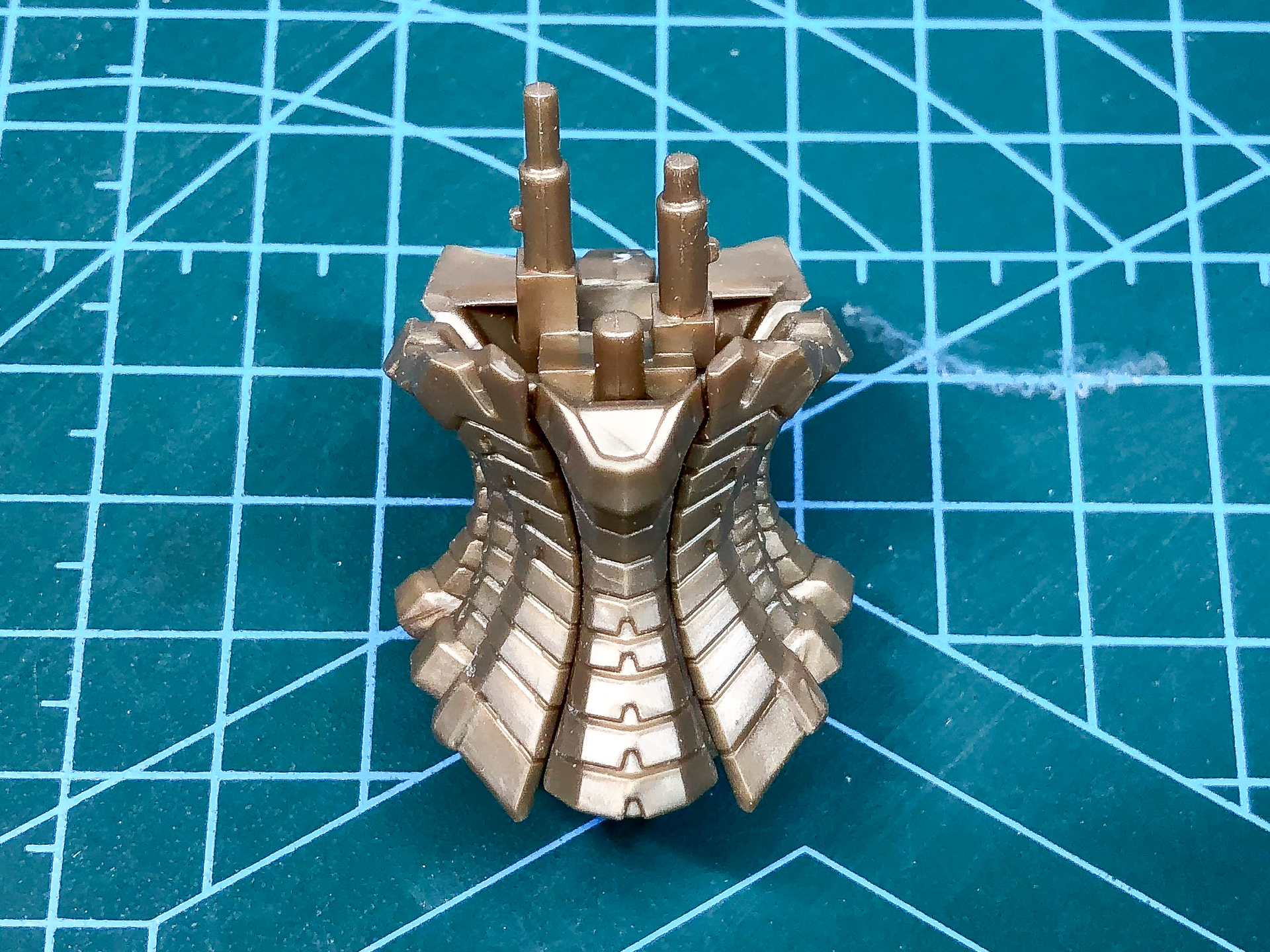 組み立て後の腹部パーツ。蛇腹パーツが細かく造形されており、芸術的なフォルムとなっています。