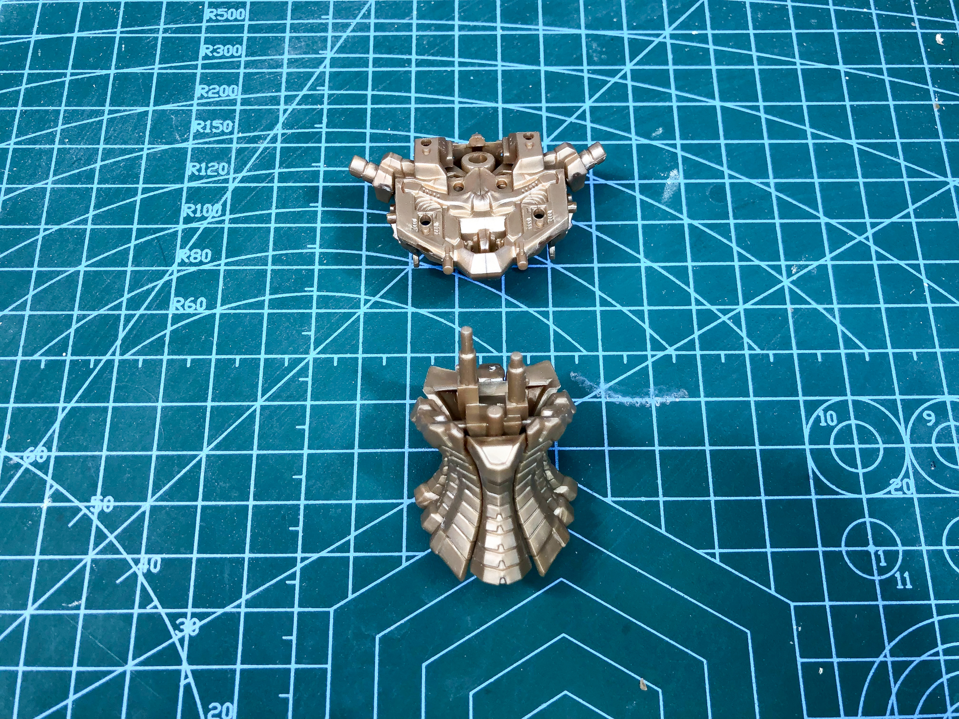 一体化前の胸部及び腹部パーツ。ここでは軸を差し込むことで固定していきます。