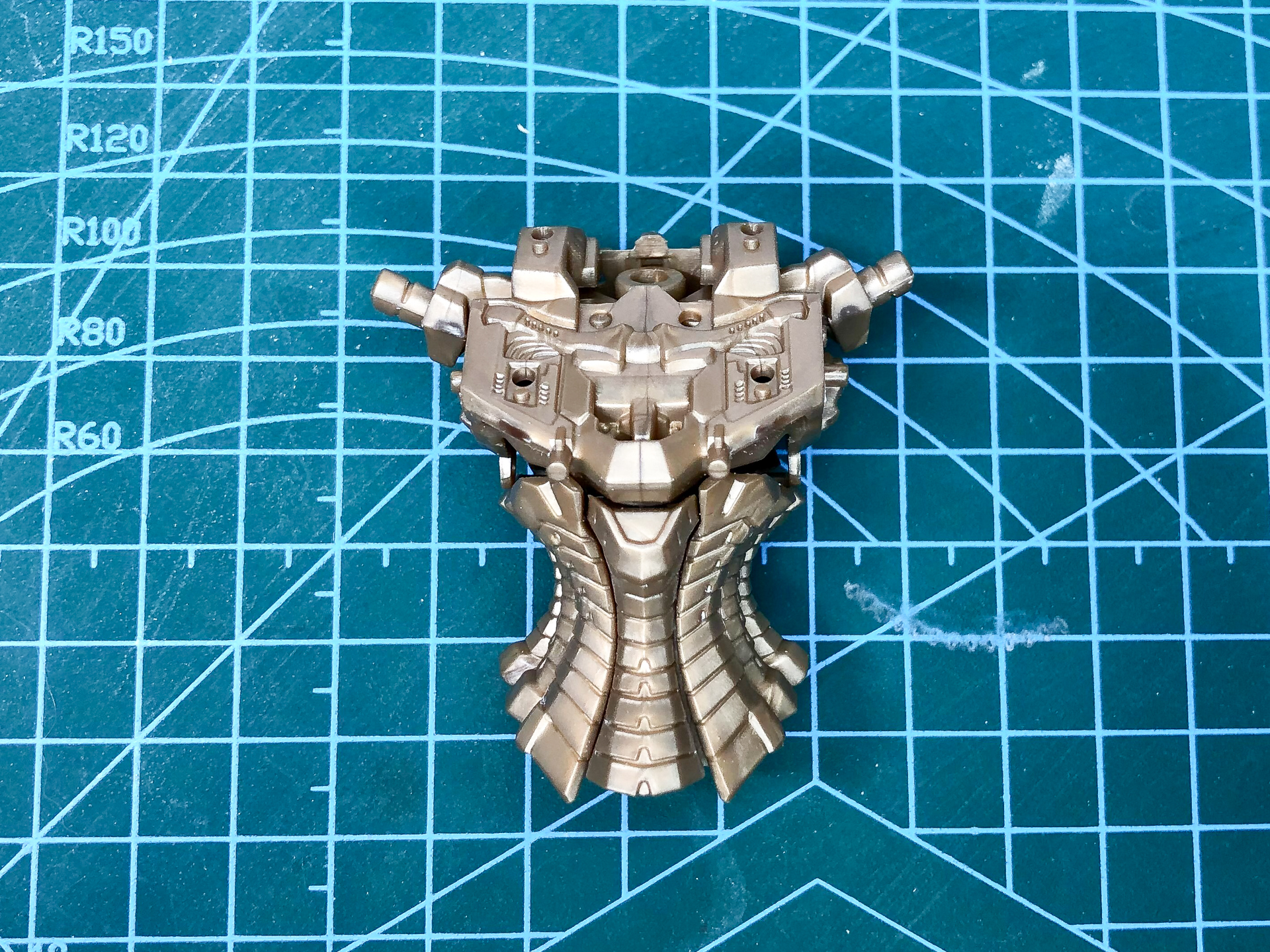 組み立てた胴体フレーム。パーツ分割が多いこともあり、どの角度から見てもディテールを楽しむことができます。