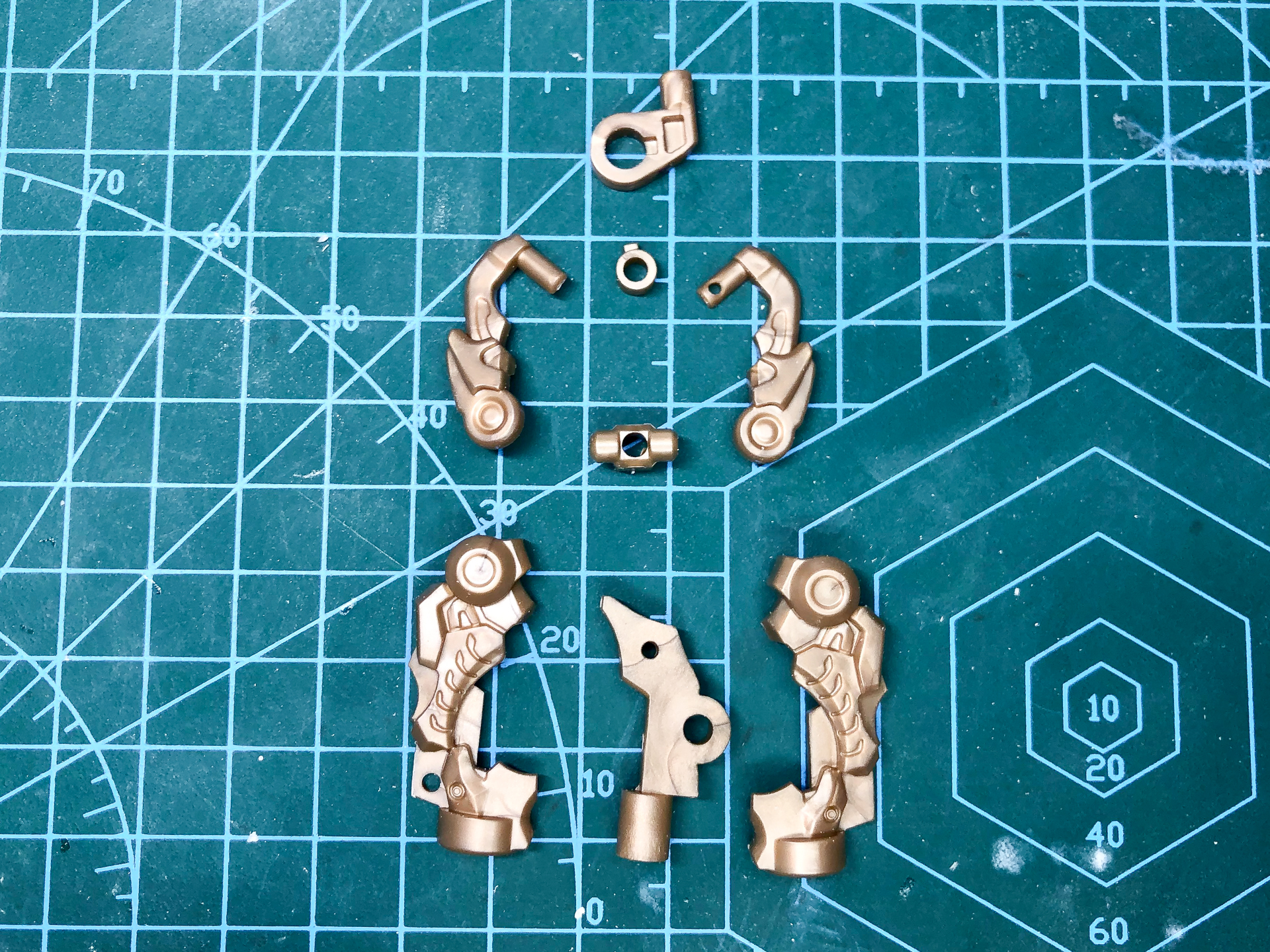 組み立て前の肩内部パーツ。全8パーツにて構成されています。