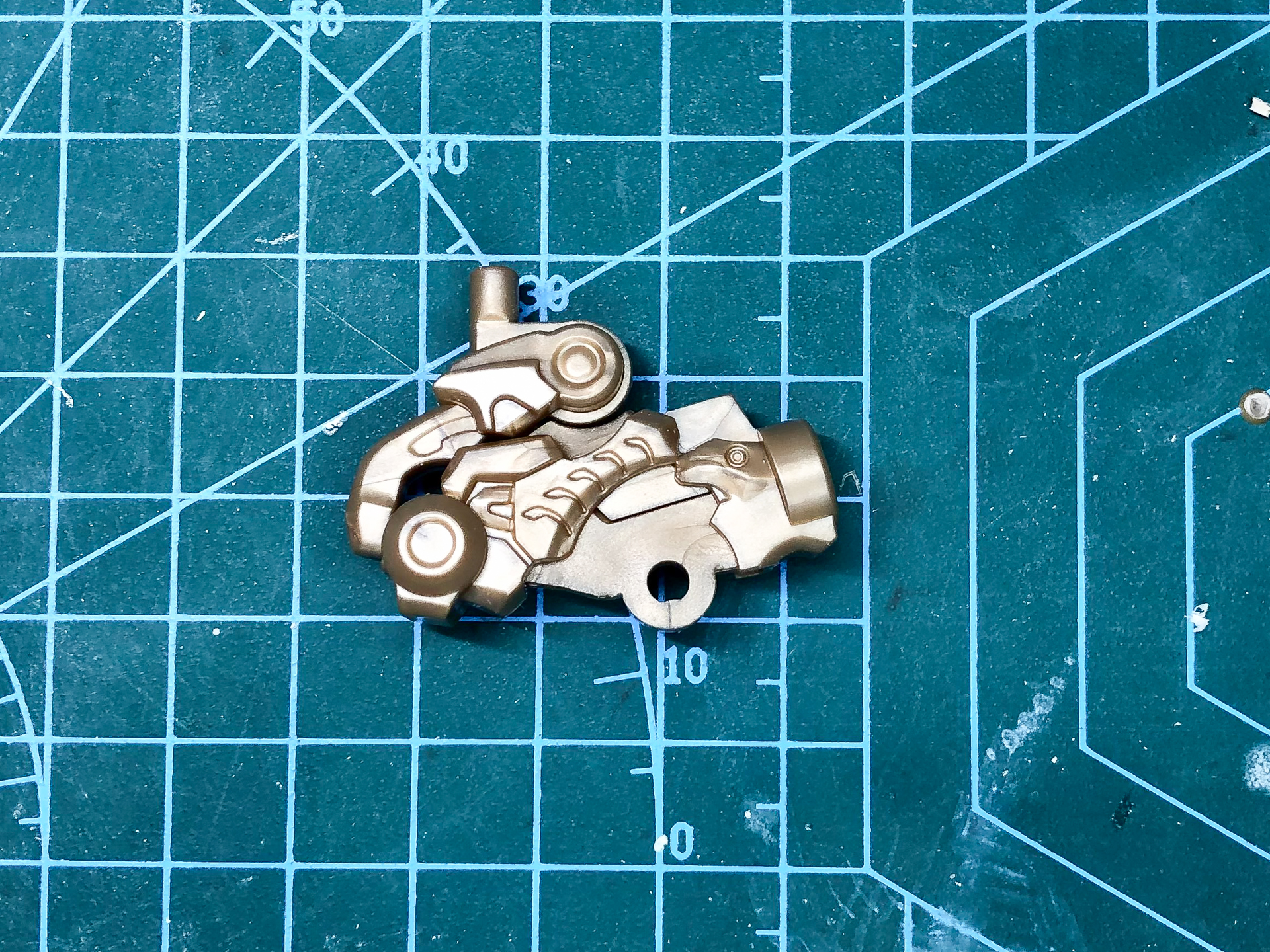 組み立て後の肩内部パーツ。肩アーマーの基部が可動します。