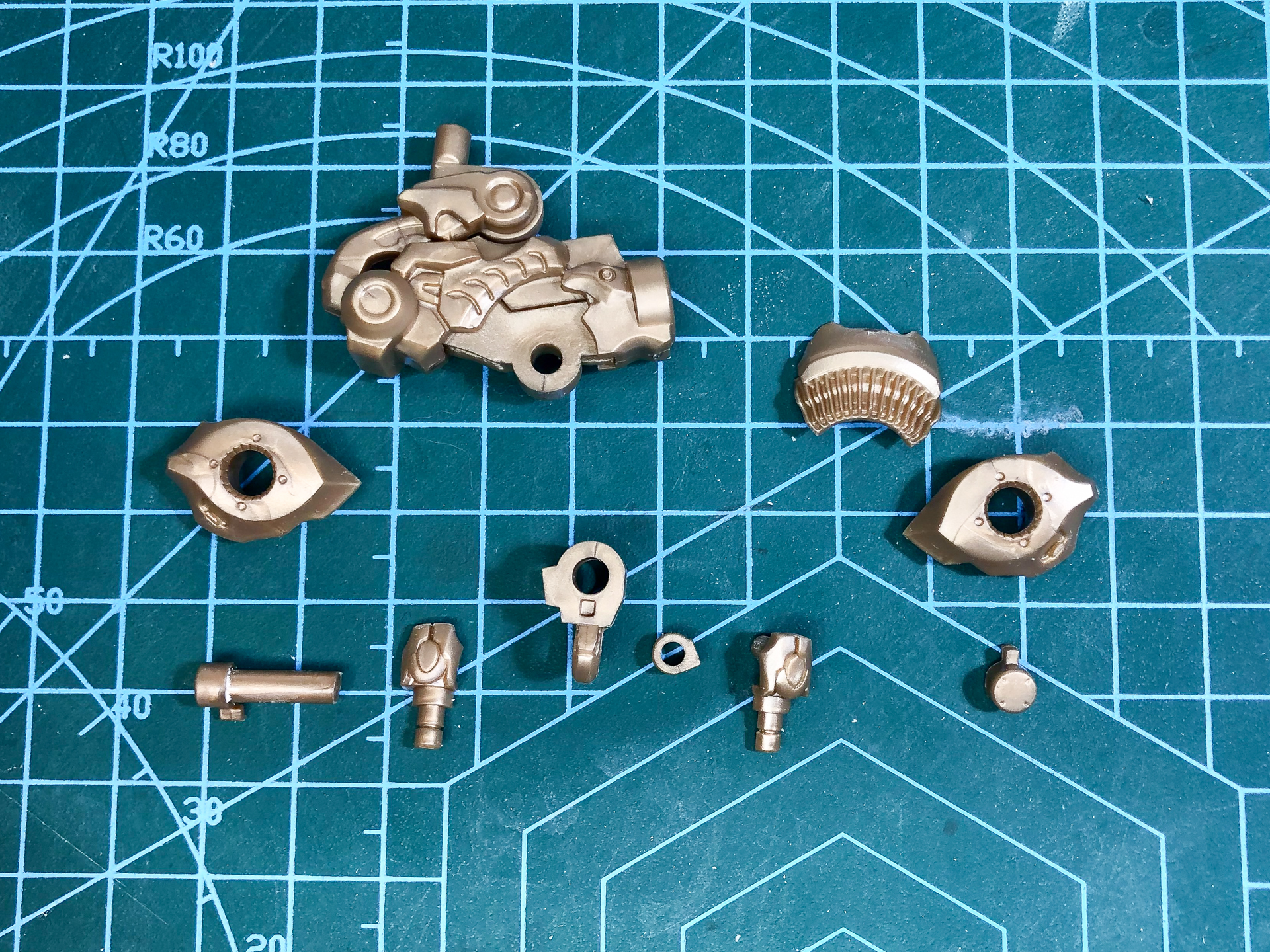 組み立て前の肩部フレーム。肩内部パーツに9パーツを取り付けます。