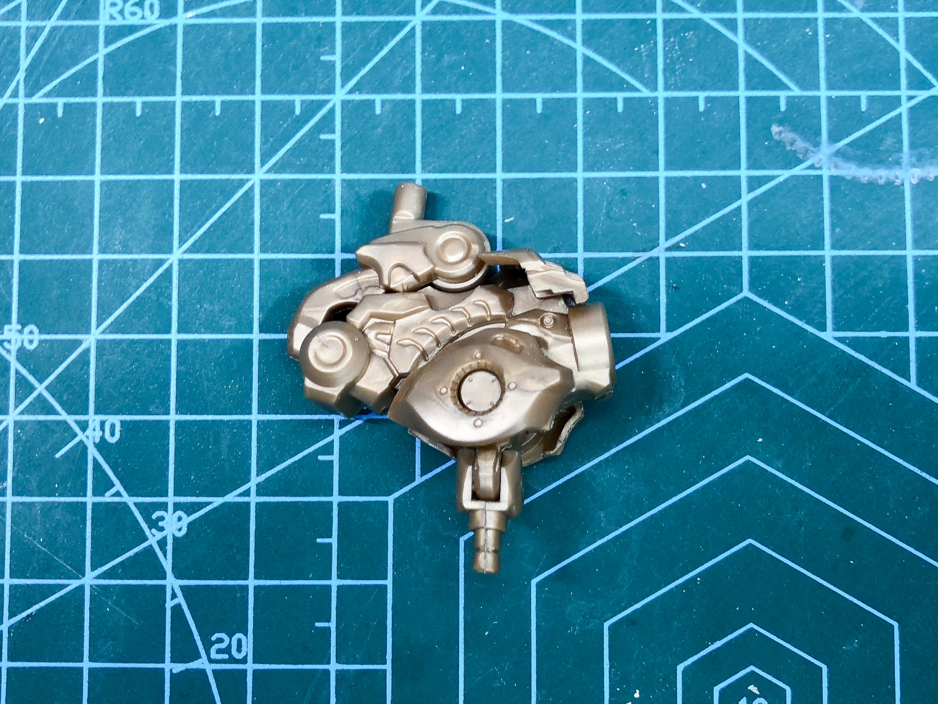 組み立て後の肩部フレーム。ガンダムと違い、肩が大きく造形されています。