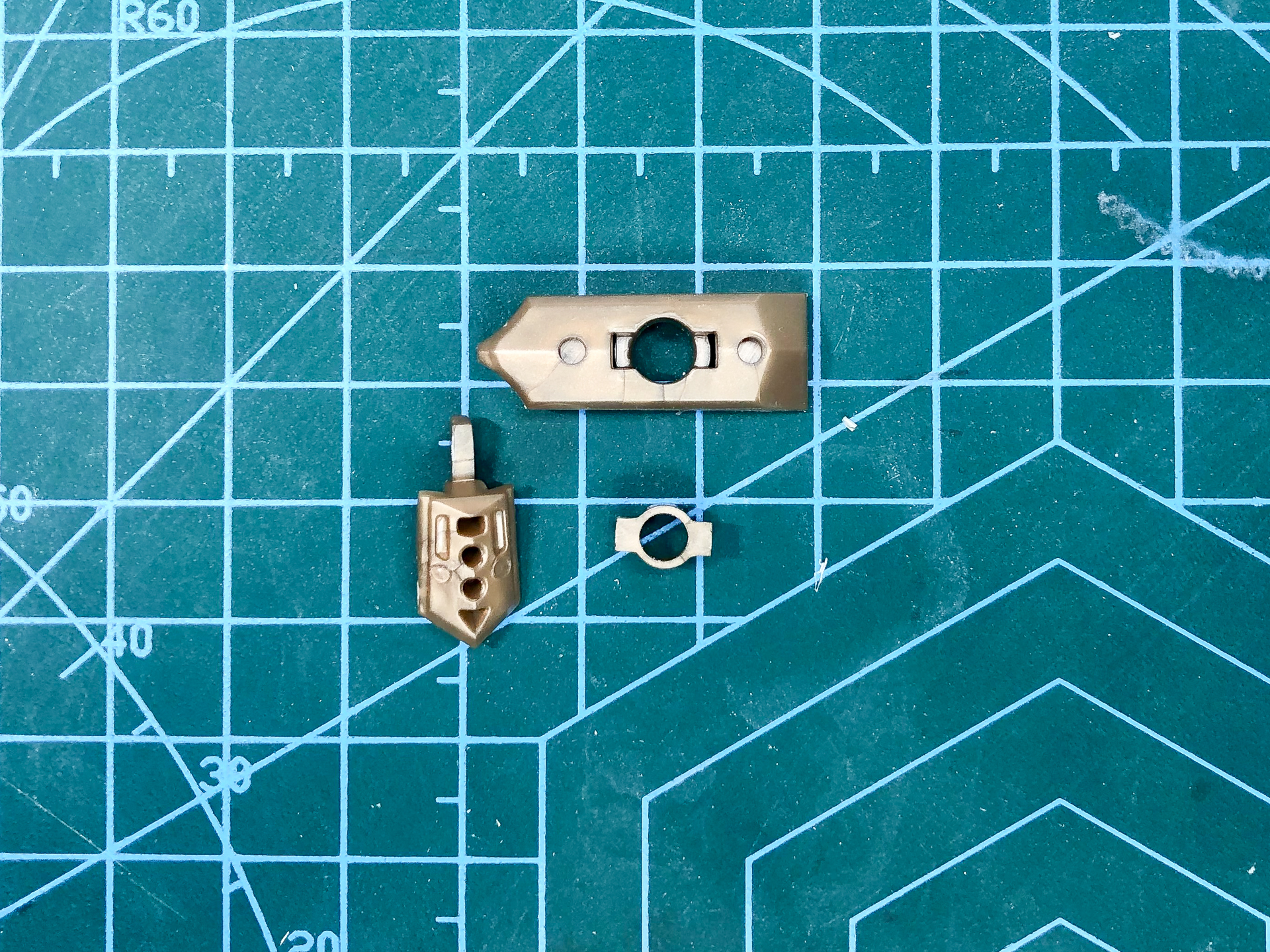 組み立て前の肩アーマー基部。全3パーツにて構成されています。