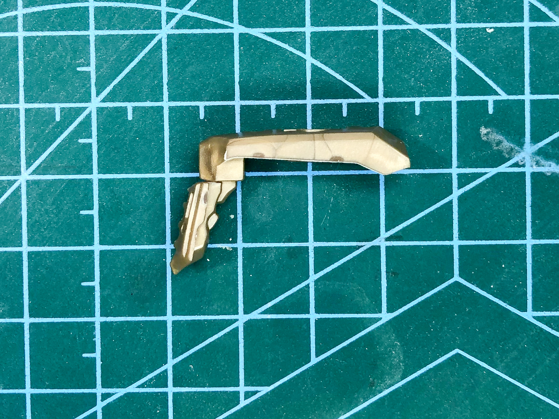 組み立て後の肩アーマー基部。肩アーマー裏面となる箇所にもしっかりとモールドが入っています。