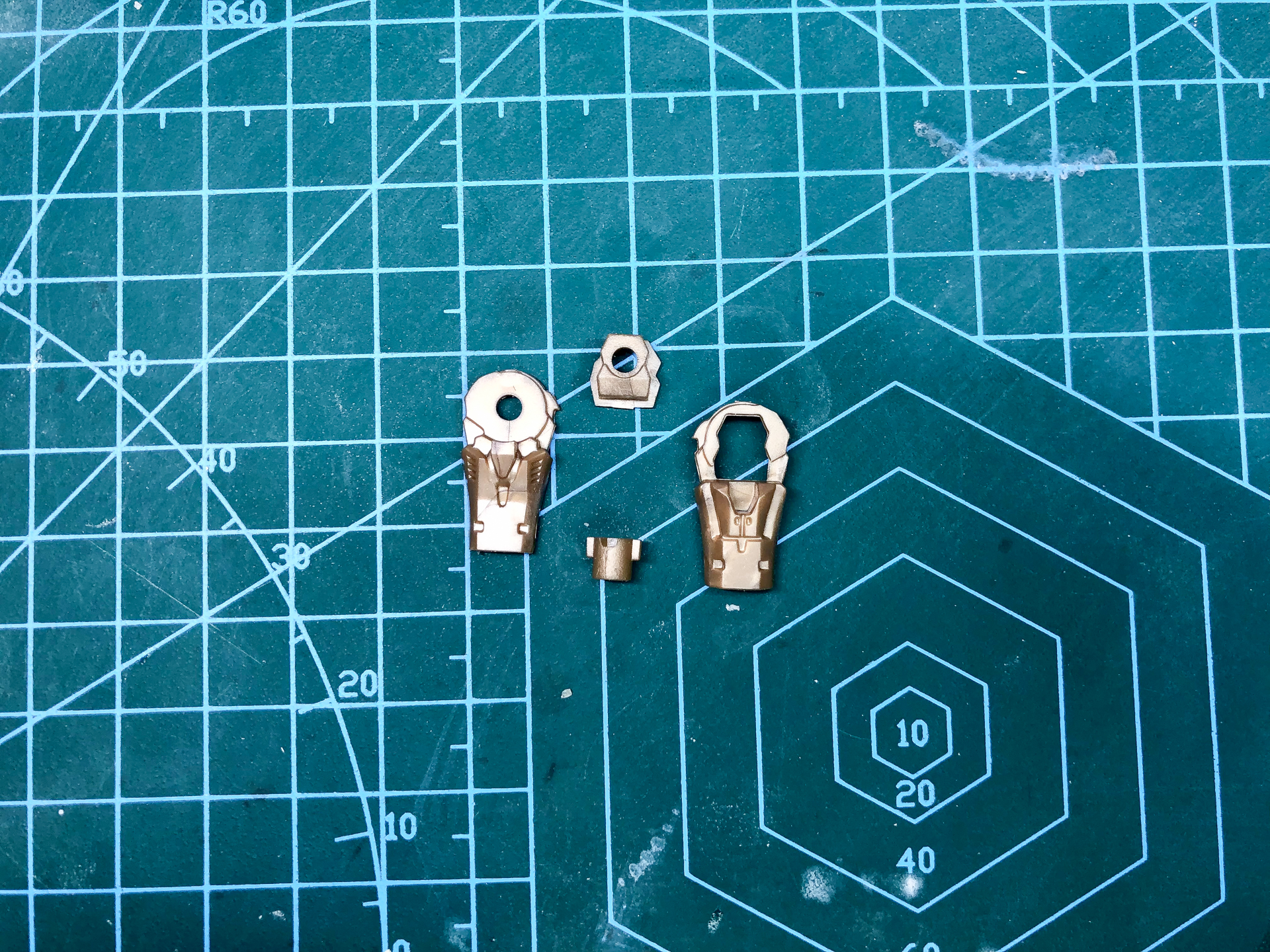 組み立て前の上腕フレーム。全4パーツにて構成されています。