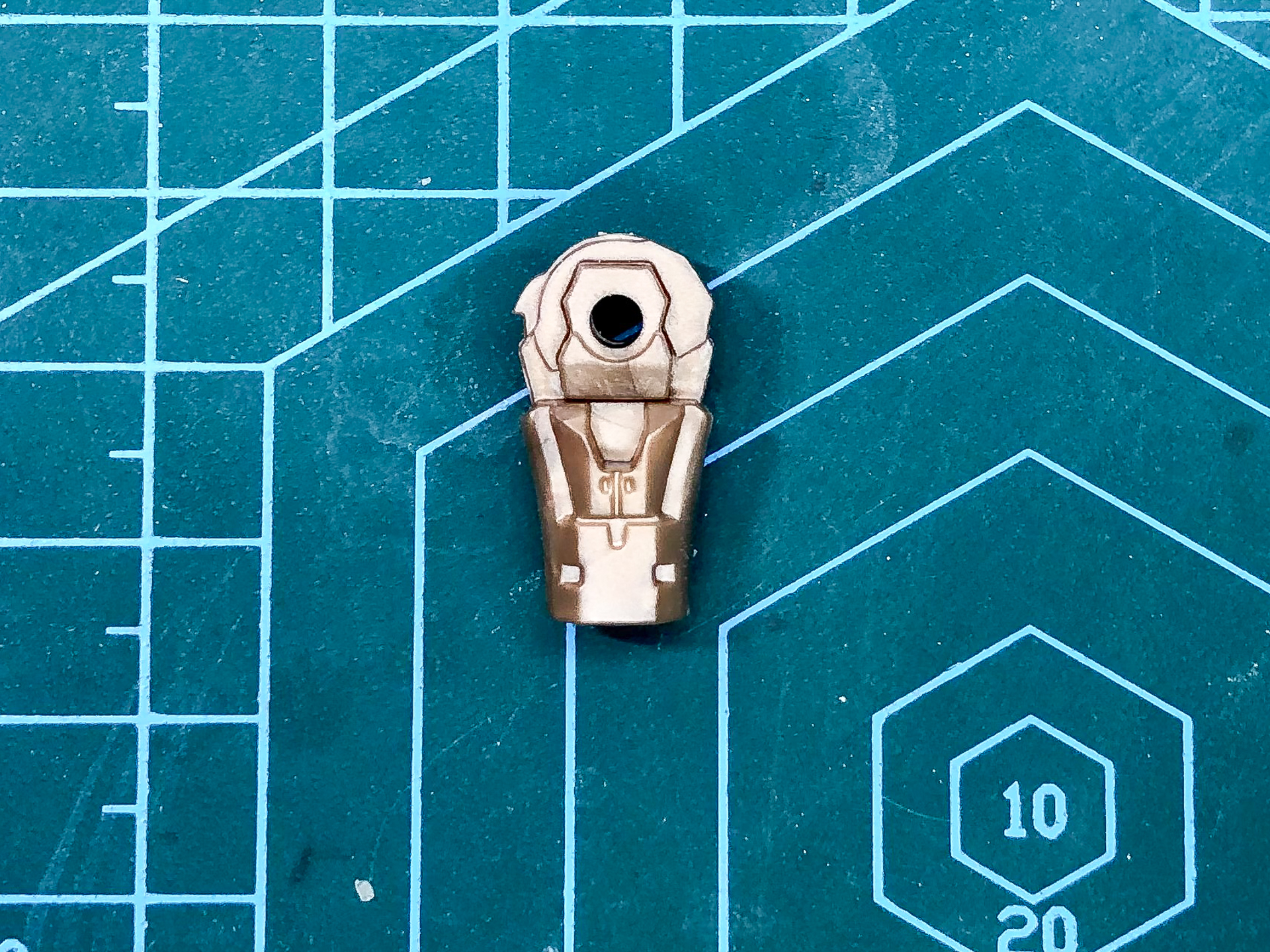 組み立て後の上腕フレーム。膝関節と同様にポリキャップが外部に露出しない構造となっています。