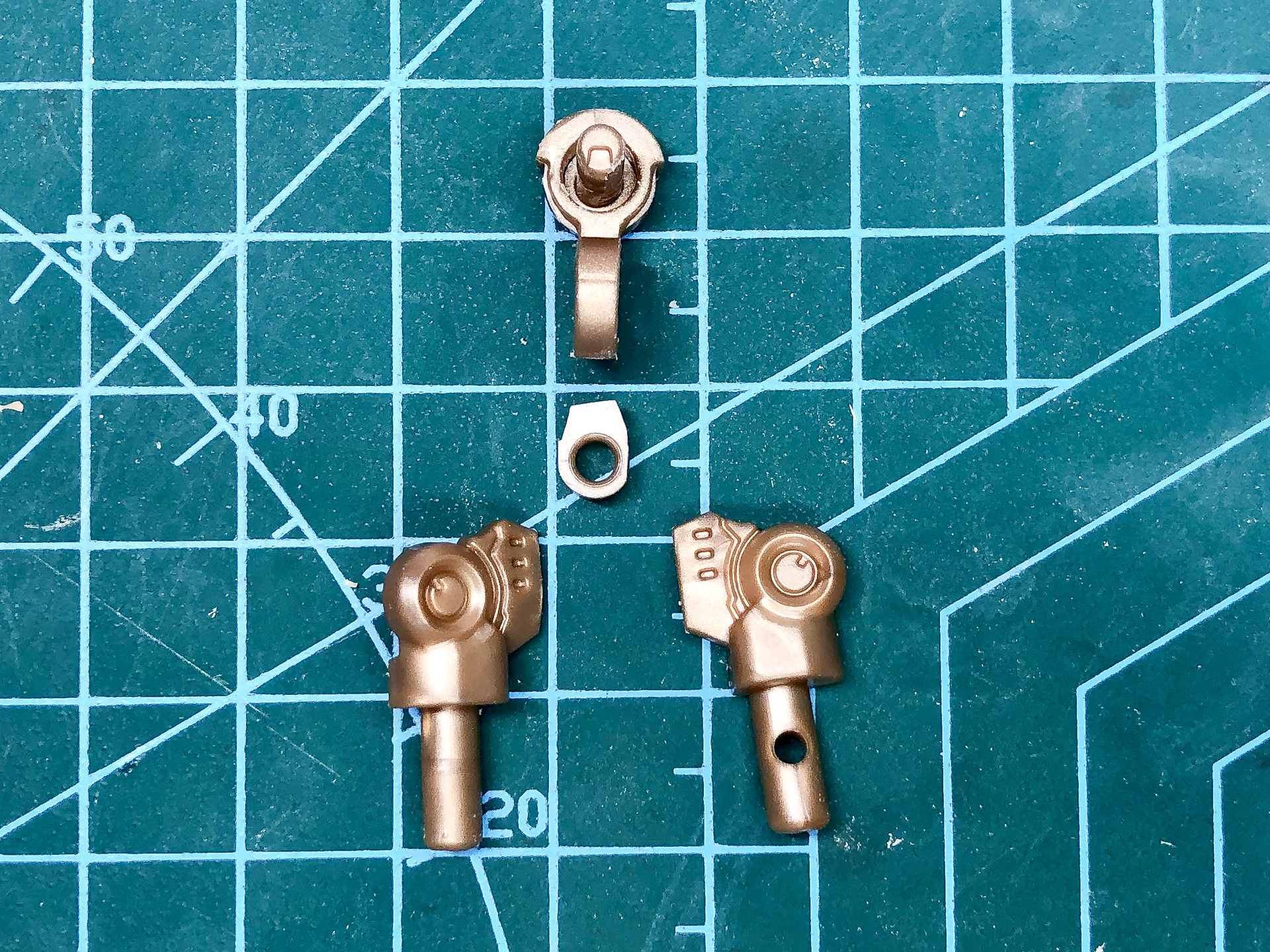 組み立て前の肘フレーム。全4パーツにて構成されています。