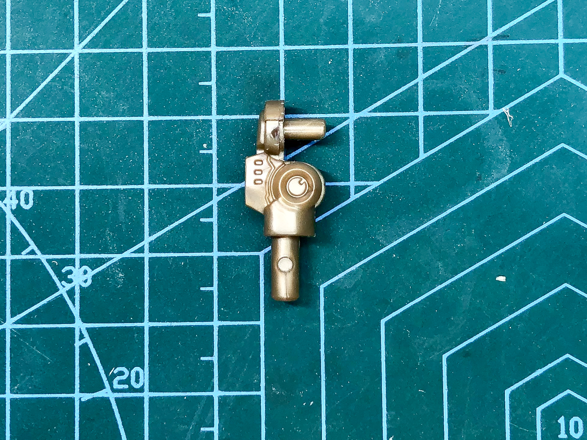 組み立て後の肘フレーム。上腕フレームと接続することで関節が可動します。