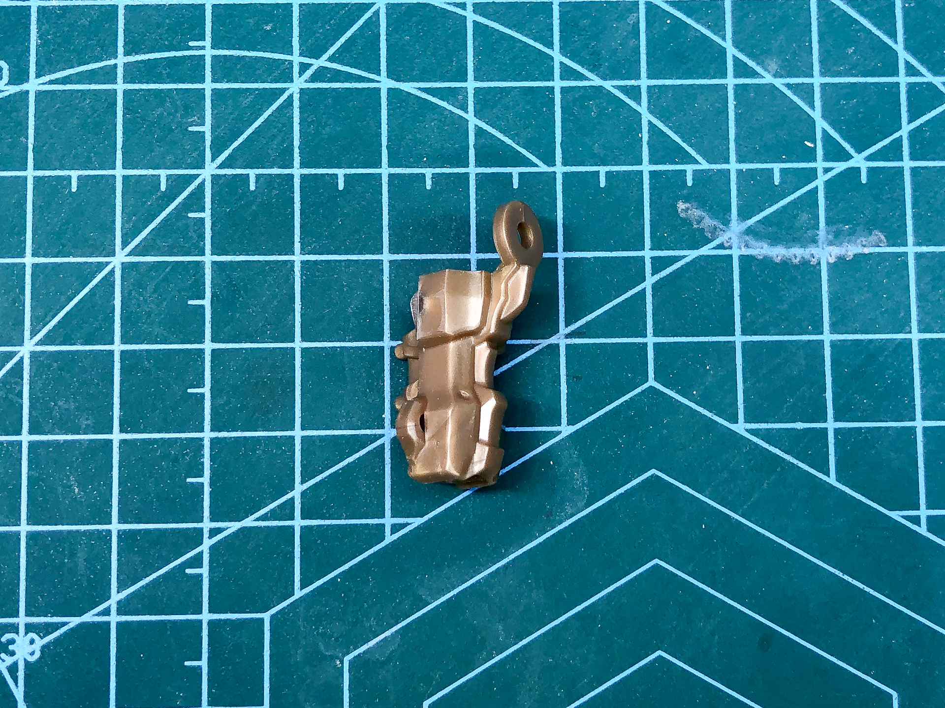 組み立て後の前腕フレーム。腕部フレームは全体的に細身の印象です。