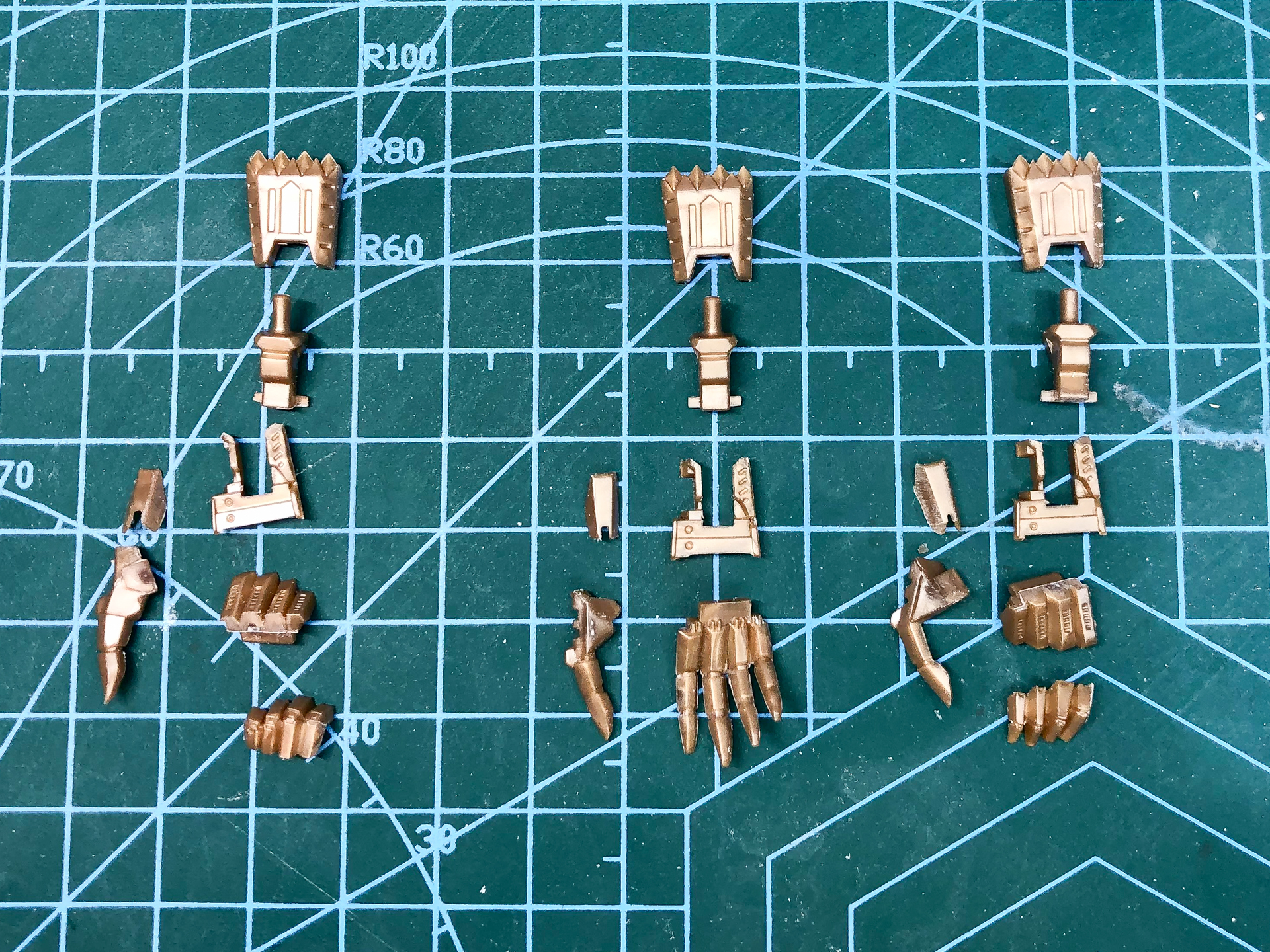 組み立て前のハンドパーツ。各形状6、7パーツにて構成されています。