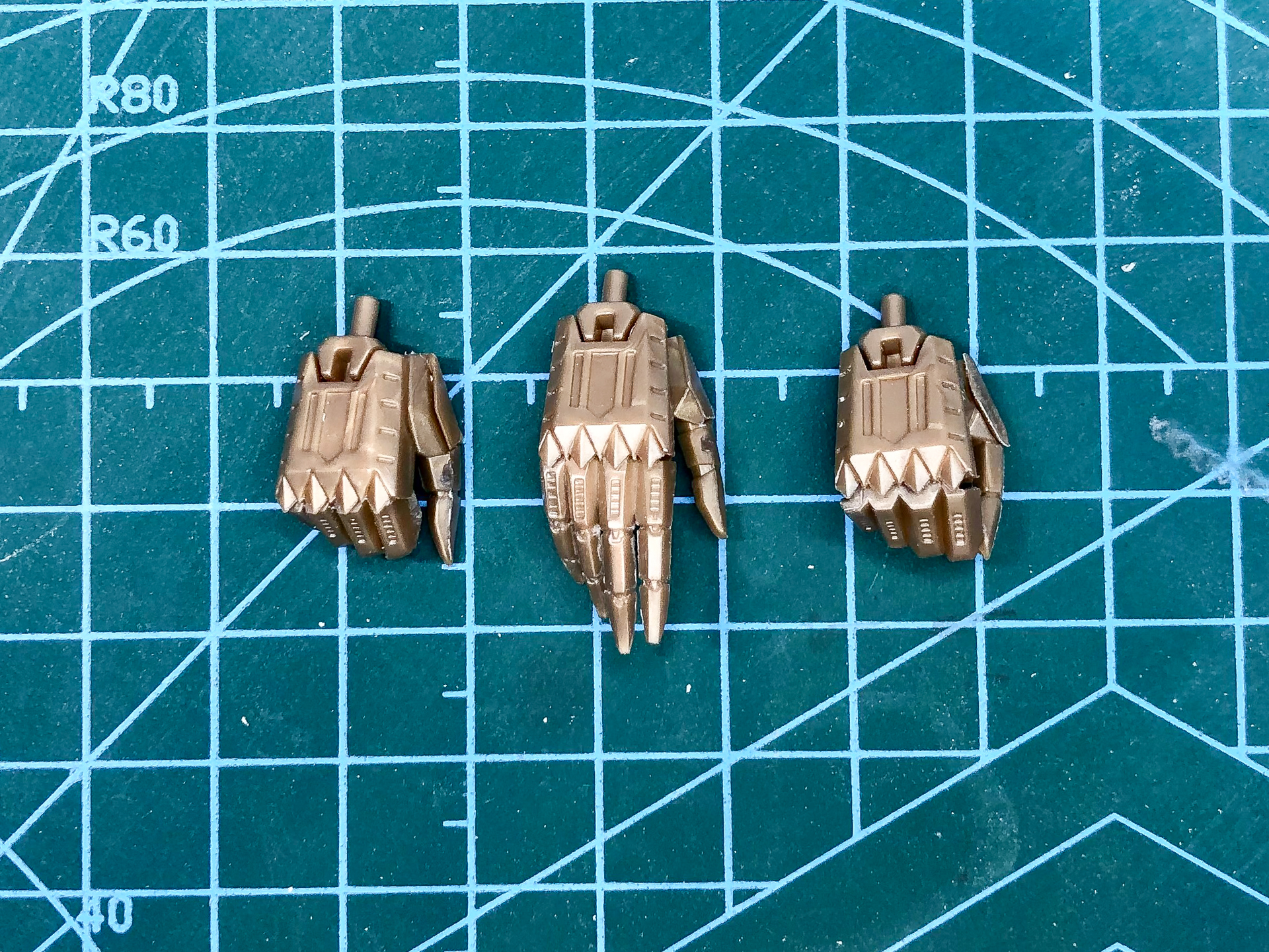 組み立てたハンドパーツ。細部まで細かく表現されています。