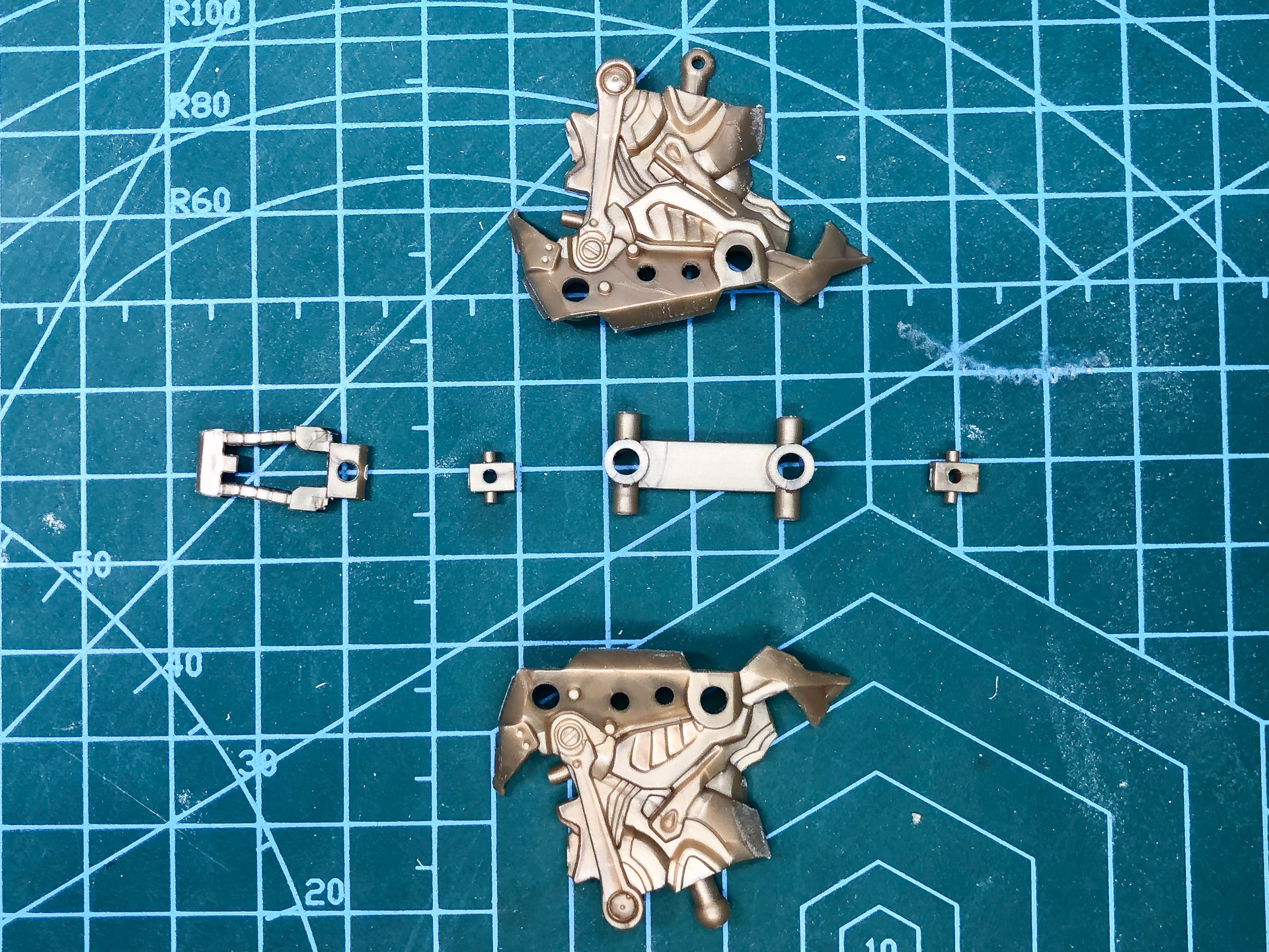 組み立て前のヘッドパーツ。全6パーツにて構成されています。