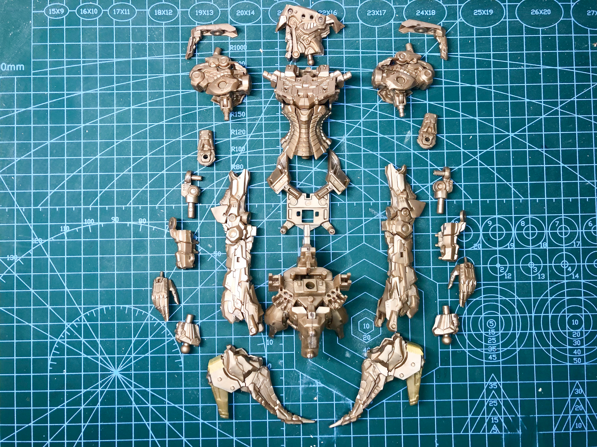 組み立て前の内部フレーム。各部が内部フレームの段階で組み立てることができます。