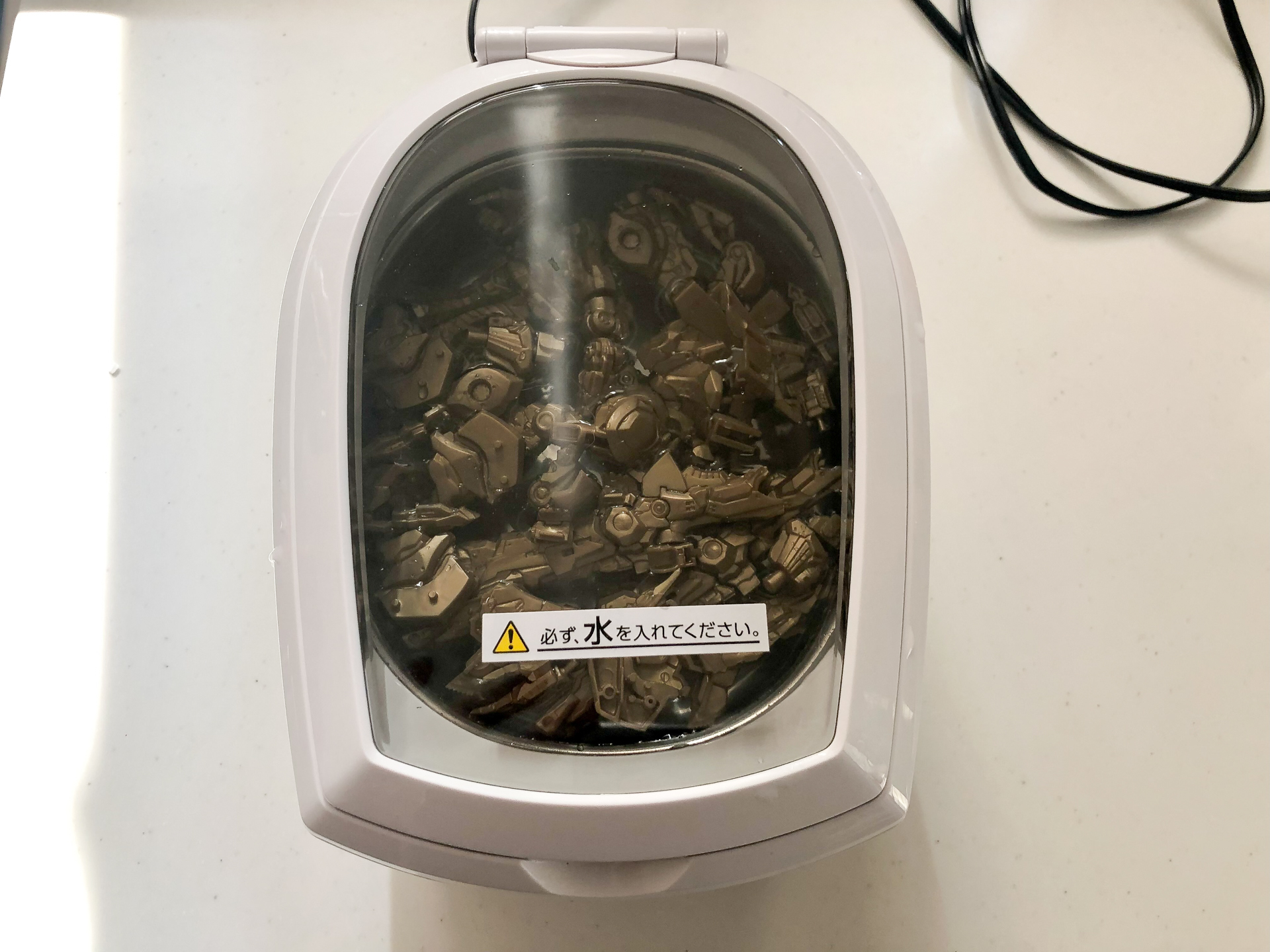 普段使用している超音波洗浄機。家電量販店にて眼鏡や腕時計用として販売されています。