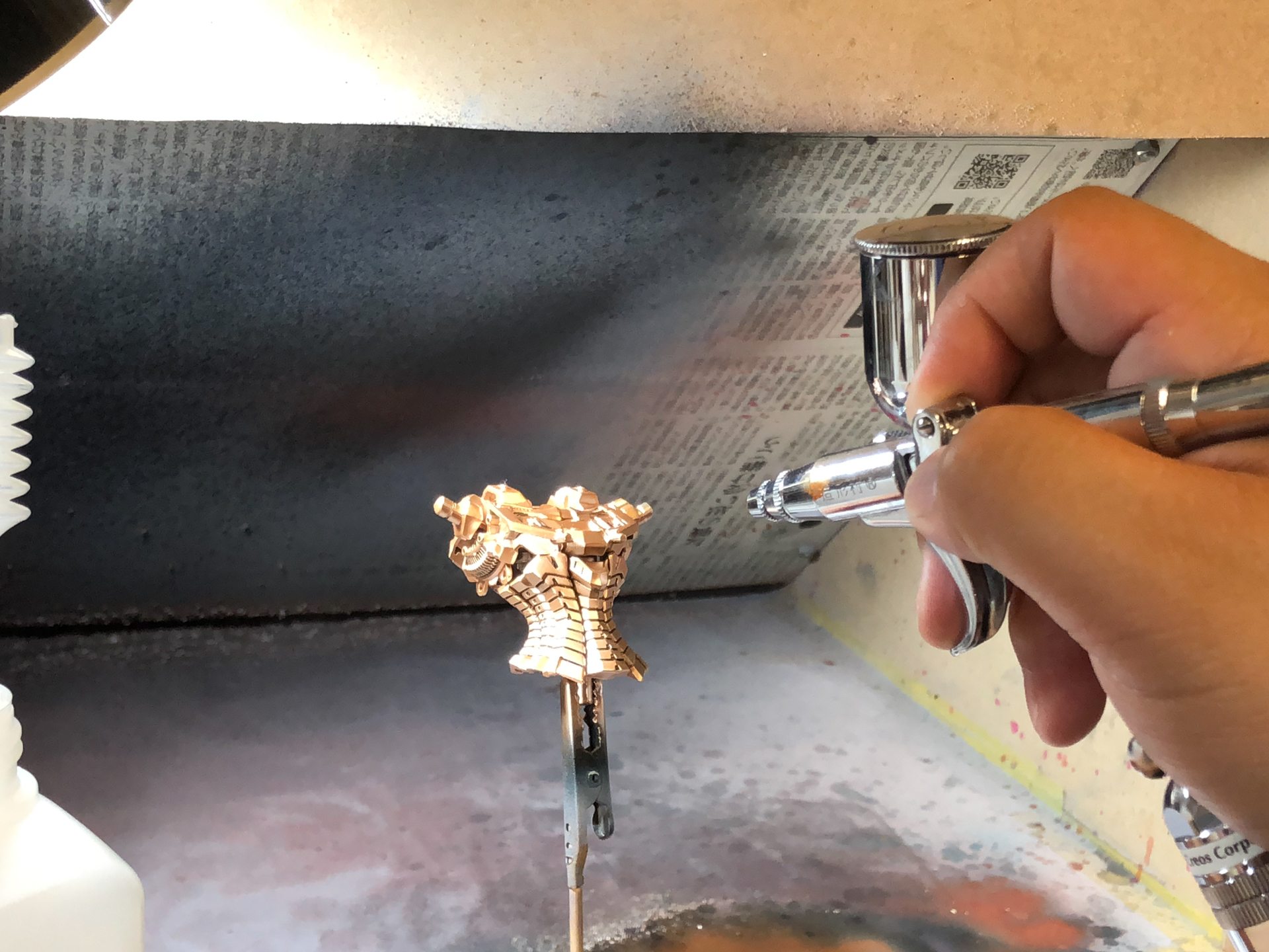 エアブラシにて塗装中。ムラが発生しないように塗装していきます。