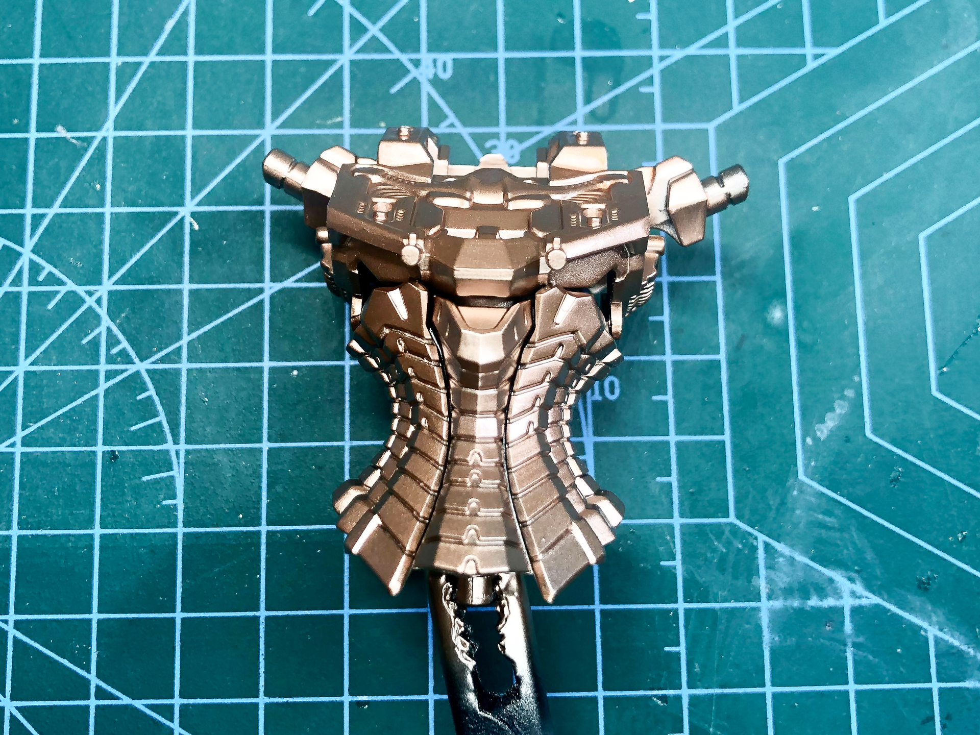 上塗りが完了した胴体パーツ。綺麗に発色させることができました。