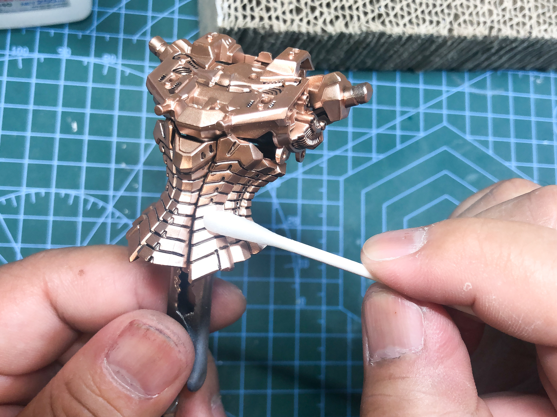 エナメル塗料乾燥後にエナメル溶剤を含ませた綿棒ではみ出た箇所を拭き取っていきます。