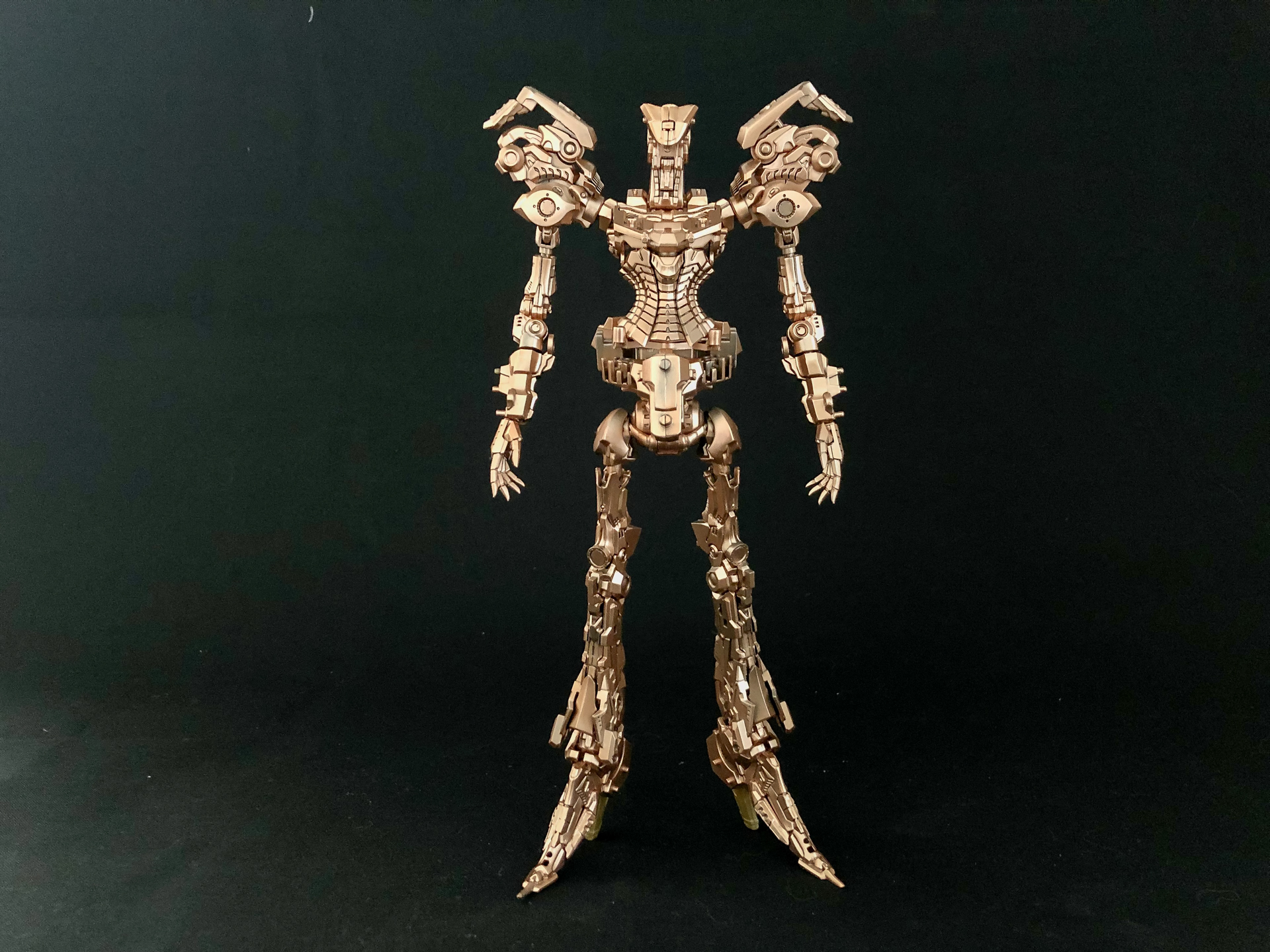 前後左右から見てみます。内部フレームでありながら細かい造形であることがわかります。