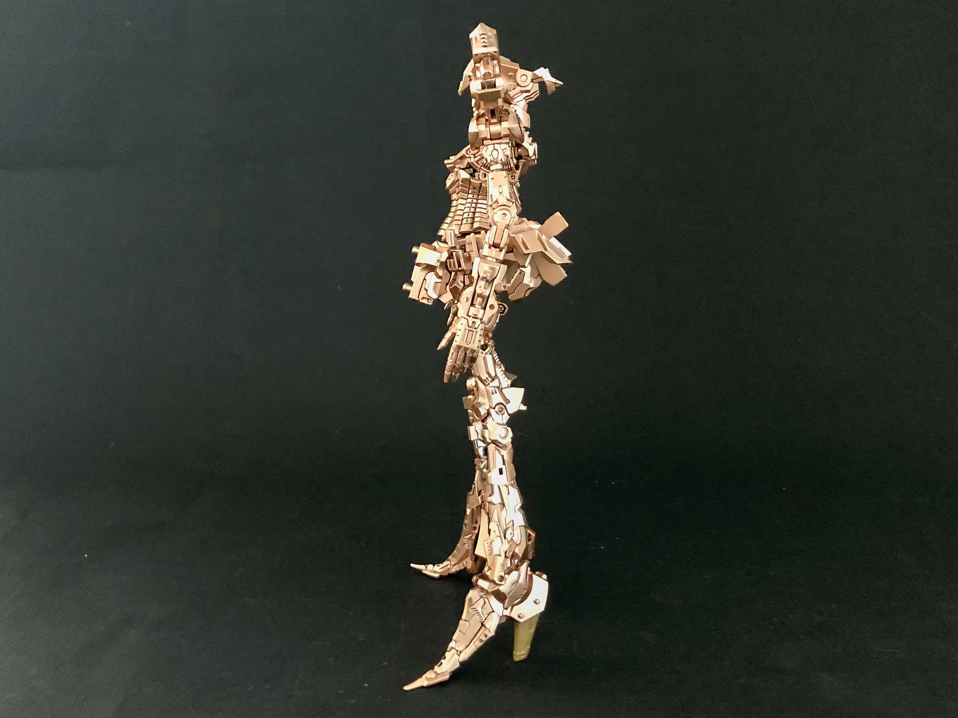 前後左右から見てみます。内部フレームでありながら細かい造形であることがわかります。