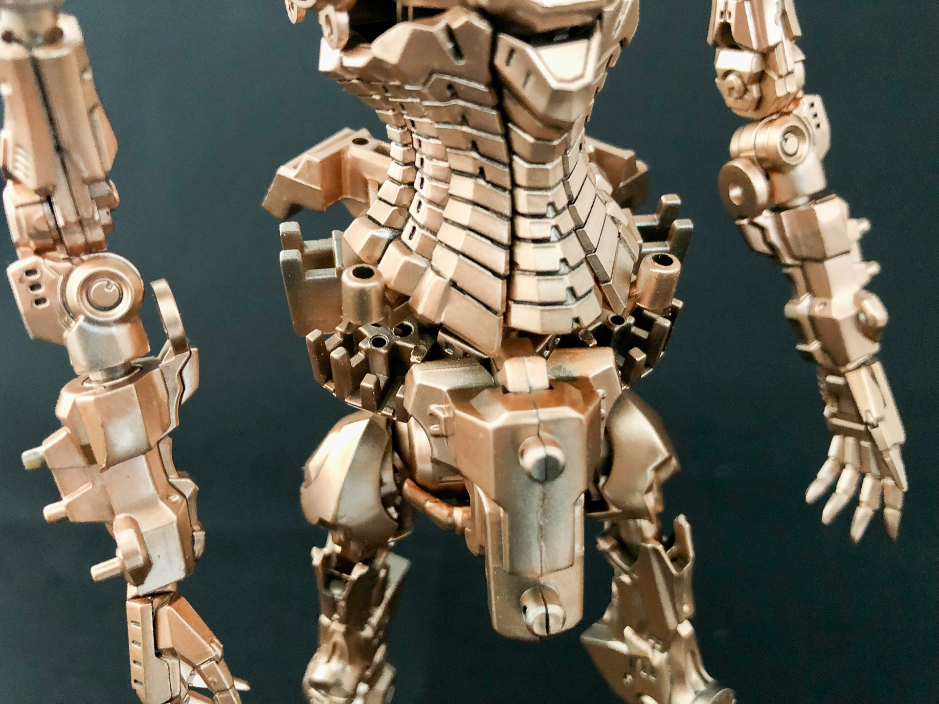 腰を反時計回りに回転させてみましたがここが限界。左右に15度程度の可動域です。