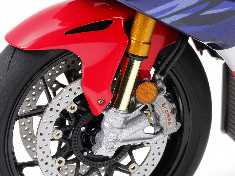 フロントフォークのインナーチューブはゴールドカラーのメタリックステッカーを使用して質感を演出し、ボトムケースアジャスターも再現