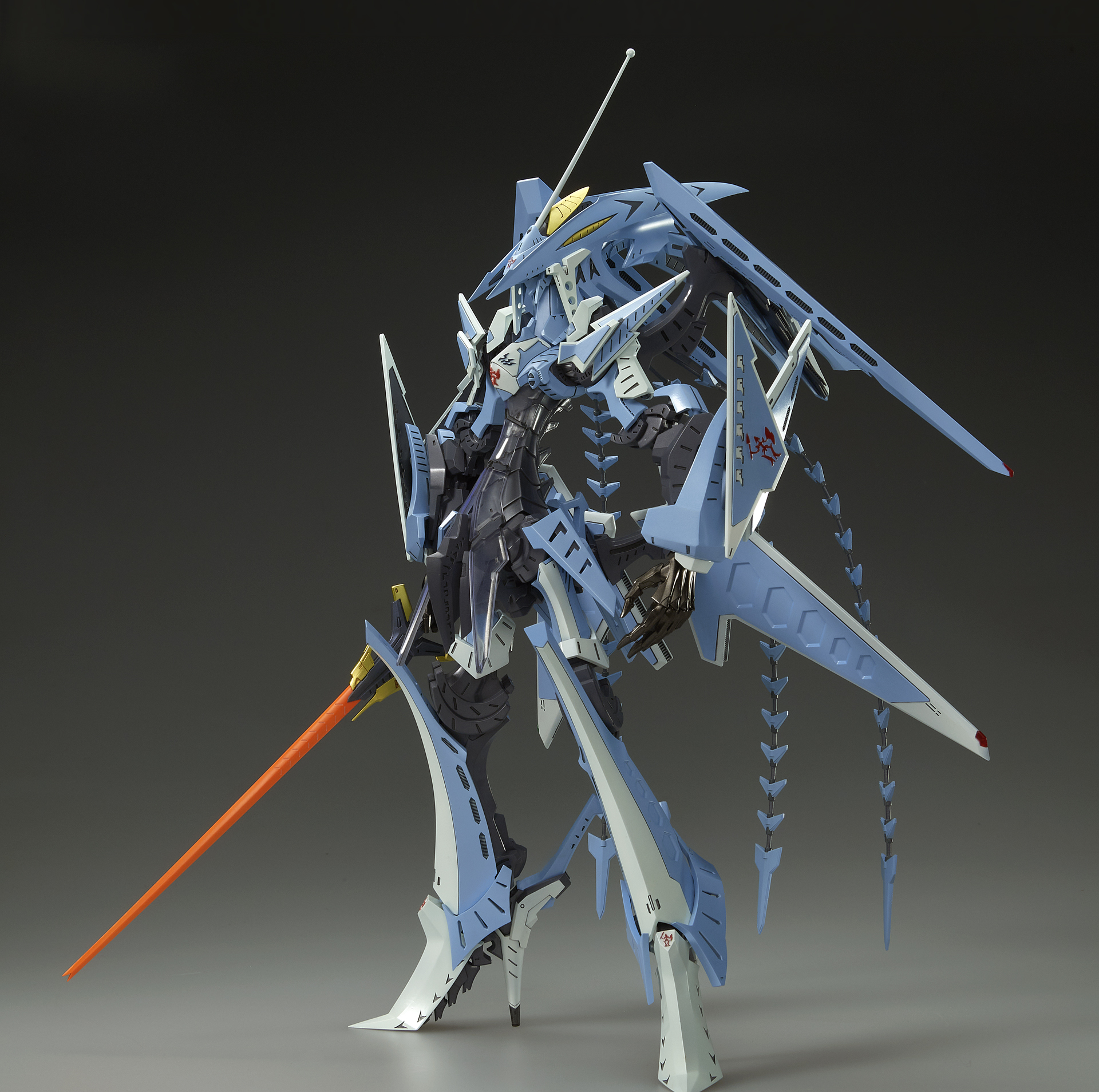 ハイヒール状の足、頭部から延びるクジャクの羽のような放熱板など共通する意匠もあるが、そのシルエット・デザインは全く別物だ