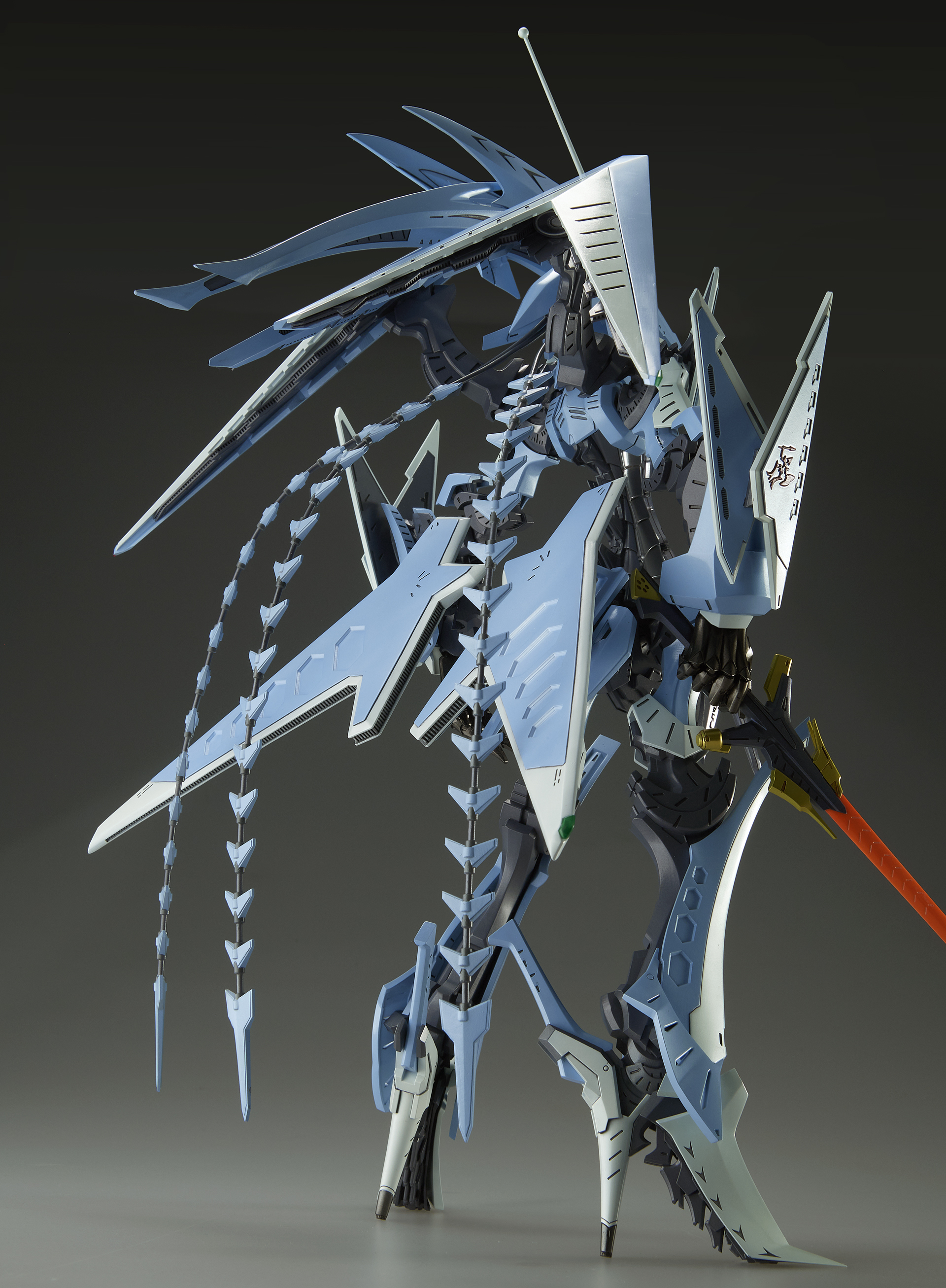 ハイヒール状の足、頭部から延びるクジャクの羽のような放熱板など共通する意匠もあるが、そのシルエット・デザインは全く別物だ