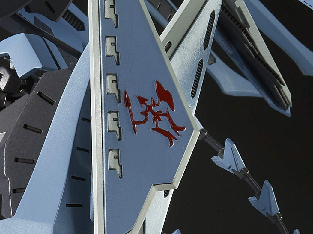 本騎体を示すマークは操り人形が踊っているようなデザインになっている