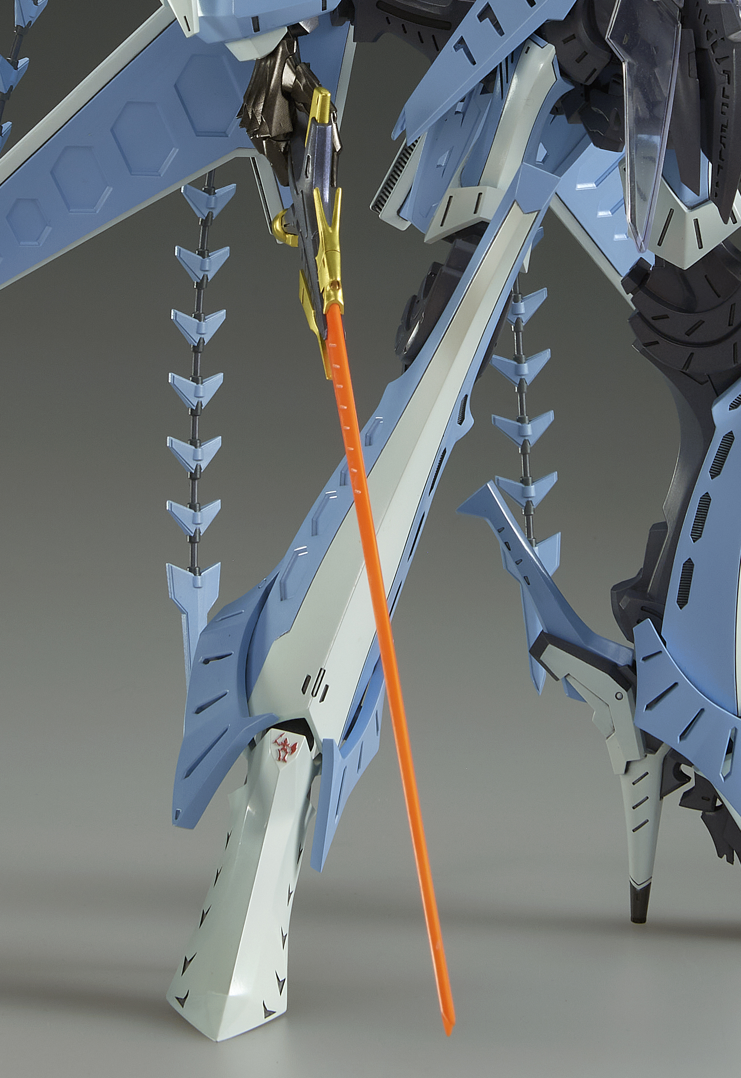 破烈の人形の剣は騎体の膨大なエネルギーを刀身に乗せ、発生するプラズマで敵の装甲を電磁崩壊させる。しかし扱いが難しく、本体がオーバーフローで止まりかねないまさに“諸刃の剣”だ。商品ではクリアパーツの刀身で雰囲気を再現している