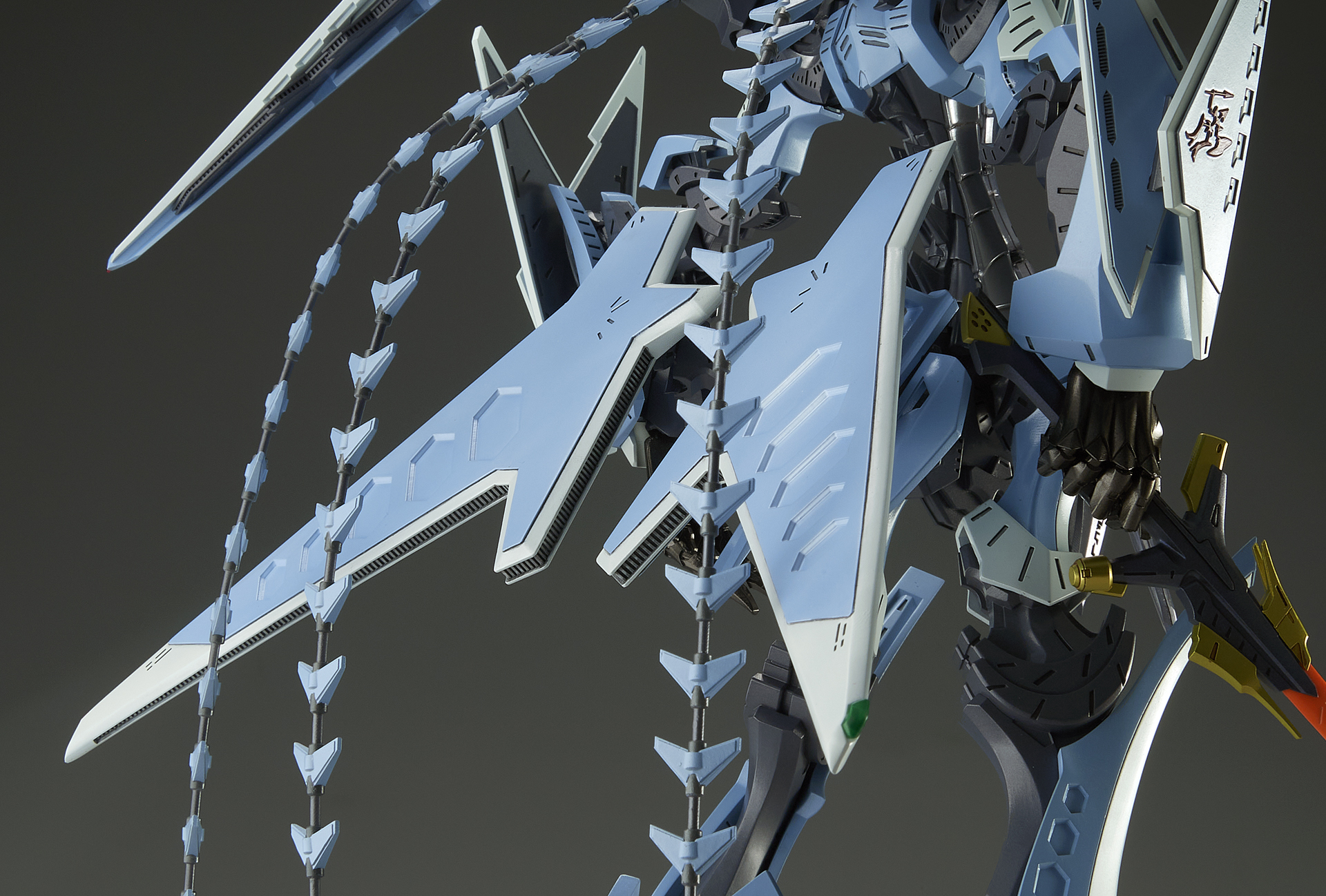 破烈の人形は可変フレームとモーフィング装甲によって、まるで戦闘機のような飛行形態に変形することもできる。飛行形態では腰の後ろの装甲板は主翼のように展開する。このほか、破烈の人形は戦闘時でも状況に合わせて装甲を変形させるという。こういった制御はファティマの静が行なっている