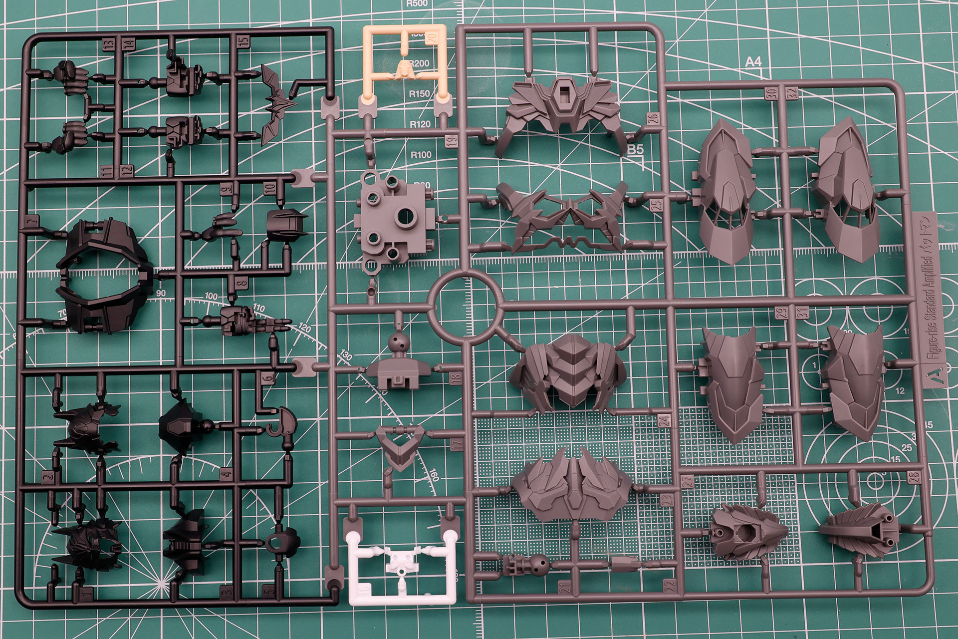 最初に切り離していくランナー。パーツごとに色分けされており、毎度ながら技術力の高さに驚かされます。