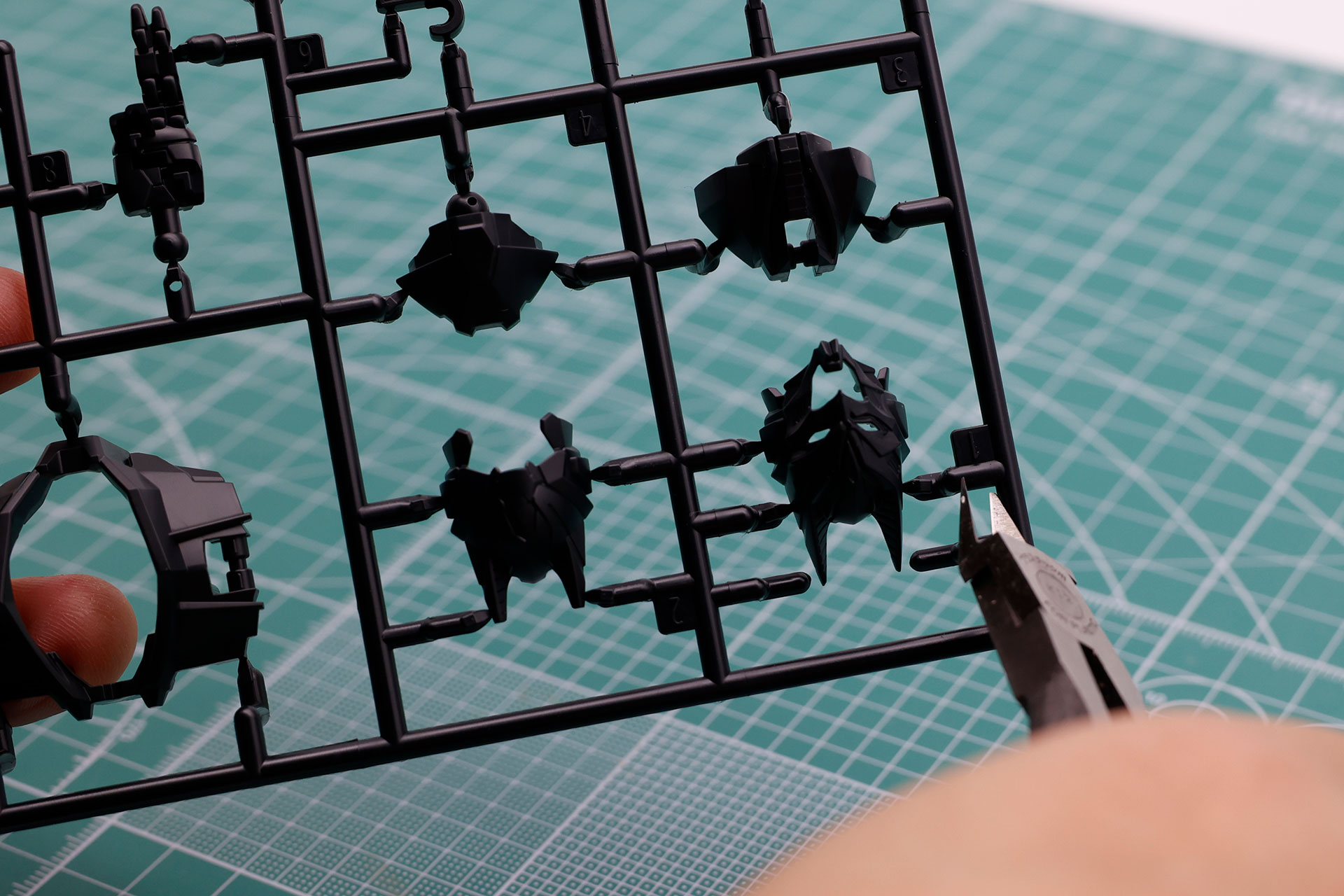 先ほどのランナーから、パーツをニッパーで切り離していきましょう。