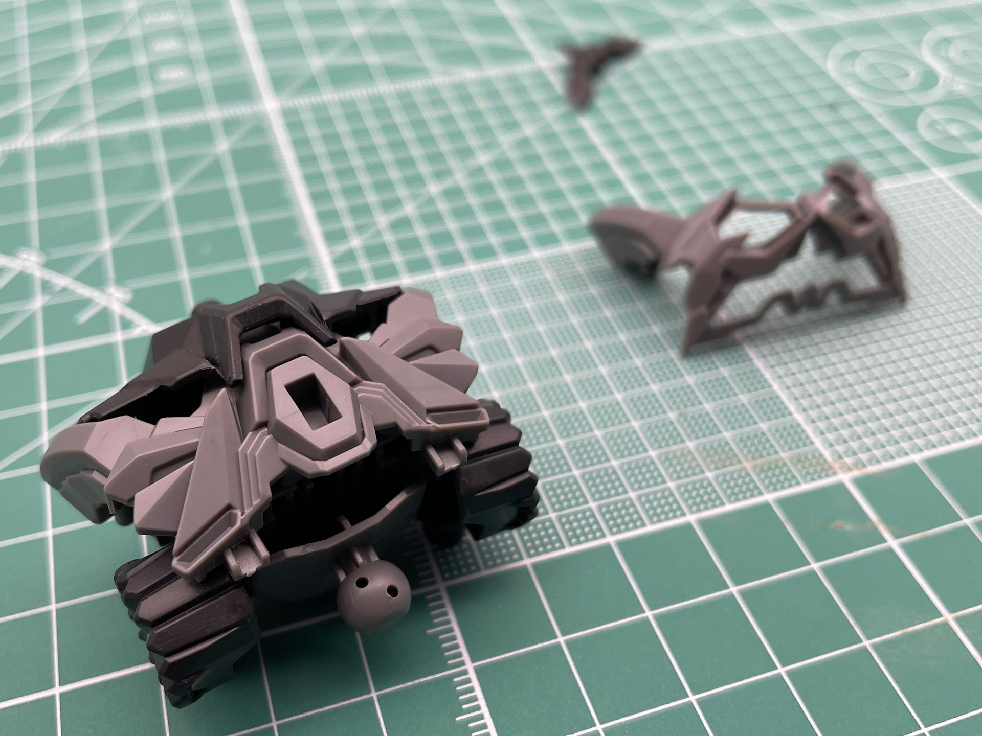 タイヤのように見える部分が、本来肩側に付けなければいけないパーツ。表面パーツがうまくはまらず、反対側に付けてることに気が付く。